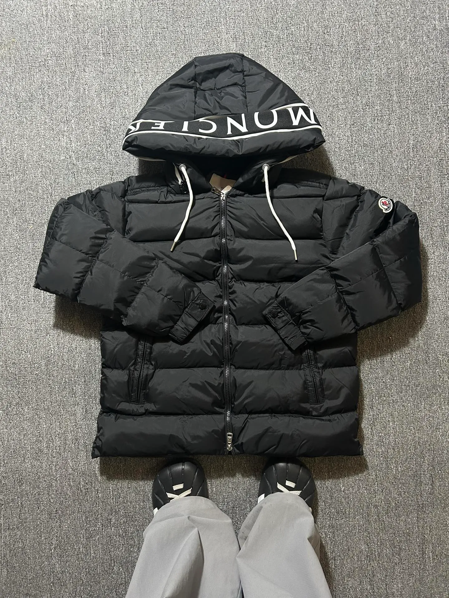 P450 000040 #FF2533 Moncler Cardere Series Short Down Jacket Letter printed short long-sleeved hooded down jacket. With official website QR code, five sheets of matching accessories details. Washable. The zipper of the hood can be zipped up. Size: M-XXL