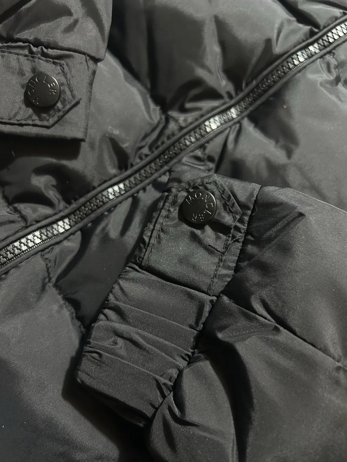 P450 000040 #FF2533 Moncler Cardere Series Short Down Jacket Letter printed short long-sleeved hooded down jacket. With official website QR code, five sheets of matching accessories details. Washable. The zipper of the hood can be zipped up. Size: M-XXL