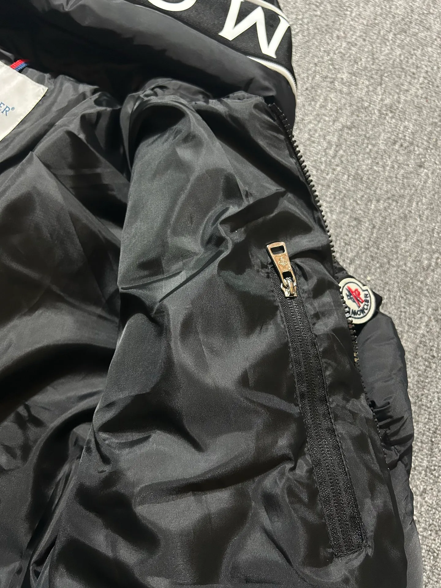 P450 000040 #FF2533 Moncler Cardere Series Short Down Jacket Letter printed short long-sleeved hooded down jacket. With official website QR code, five sheets of matching accessories details. Washable. The zipper of the hood can be zipped up. Size: M-XXL