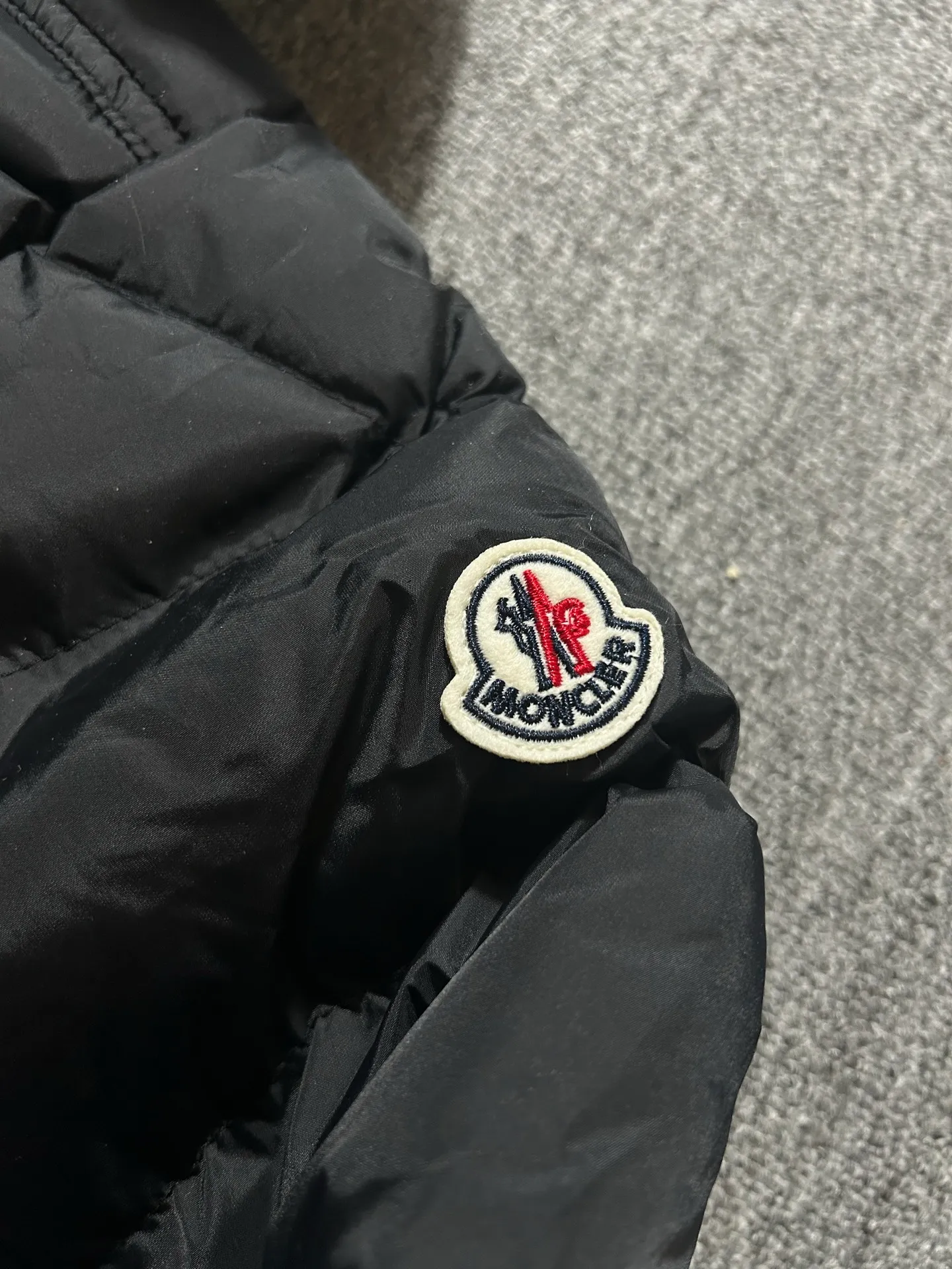 P450 000040 #FF2533 Moncler Cardere Series Short Down Jacket Letter printed short long-sleeved hooded down jacket. With official website QR code, five sheets of matching accessories details. Washable. The zipper of the hood can be zipped up. Size: M-XXL