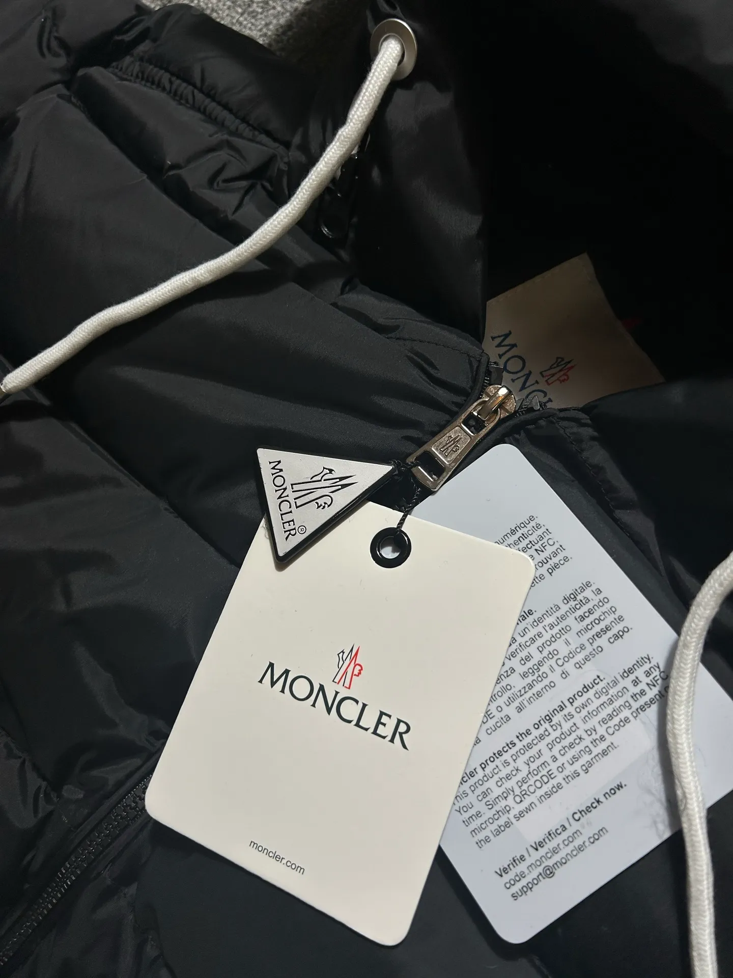P450 000040 #FF2533 Moncler Cardere Series Short Down Jacket Letter printed short long-sleeved hooded down jacket. With official website QR code, five sheets of matching accessories details. Washable. The zipper of the hood can be zipped up. Size: M-XXL