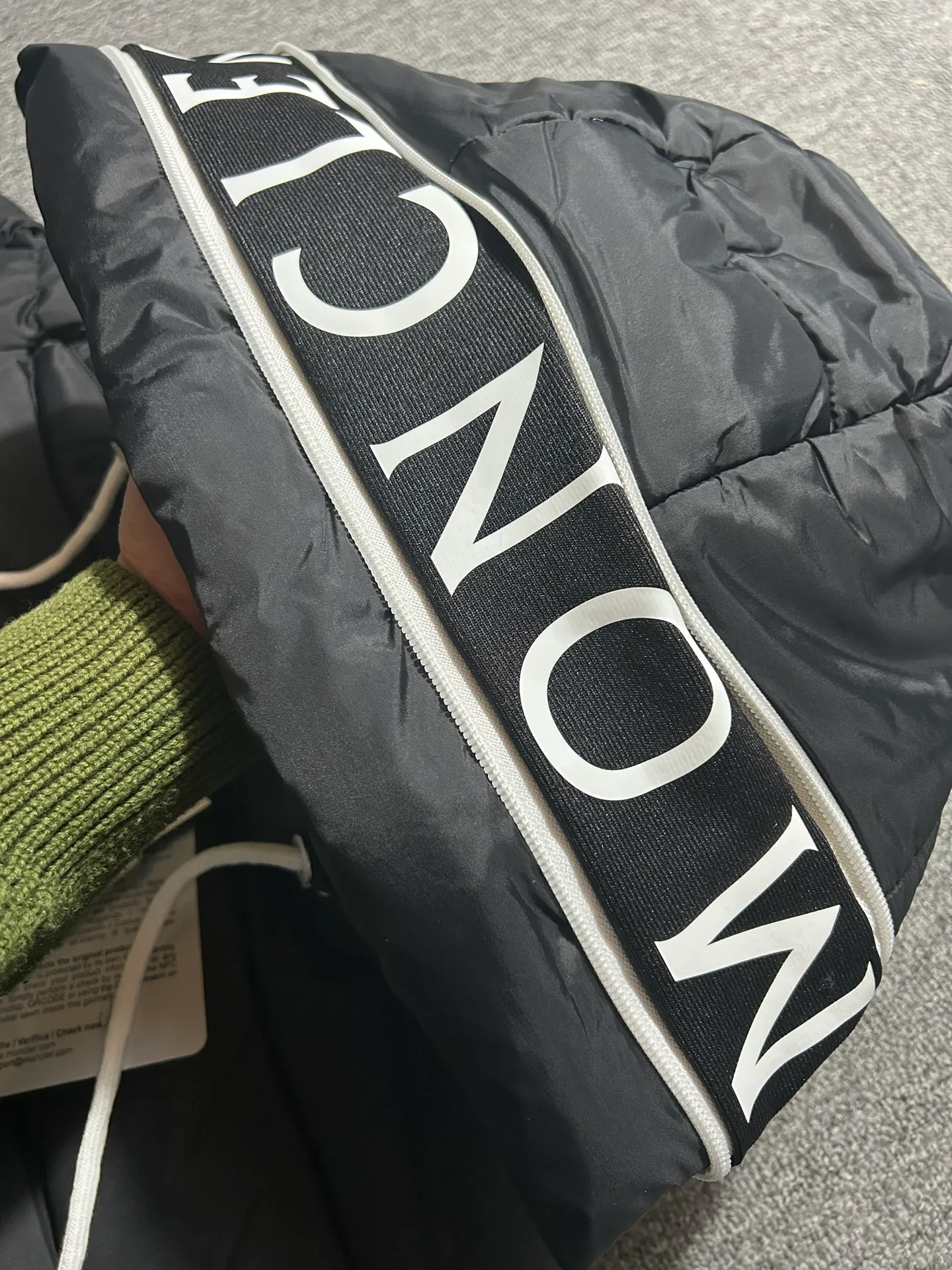 P450 000040 #FF2533 Moncler Cardere Series Short Down Jacket Letter printed short long-sleeved hooded down jacket. With official website QR code, five sheets of matching accessories details. Washable. The zipper of the hood can be zipped up. Size: M-XXL