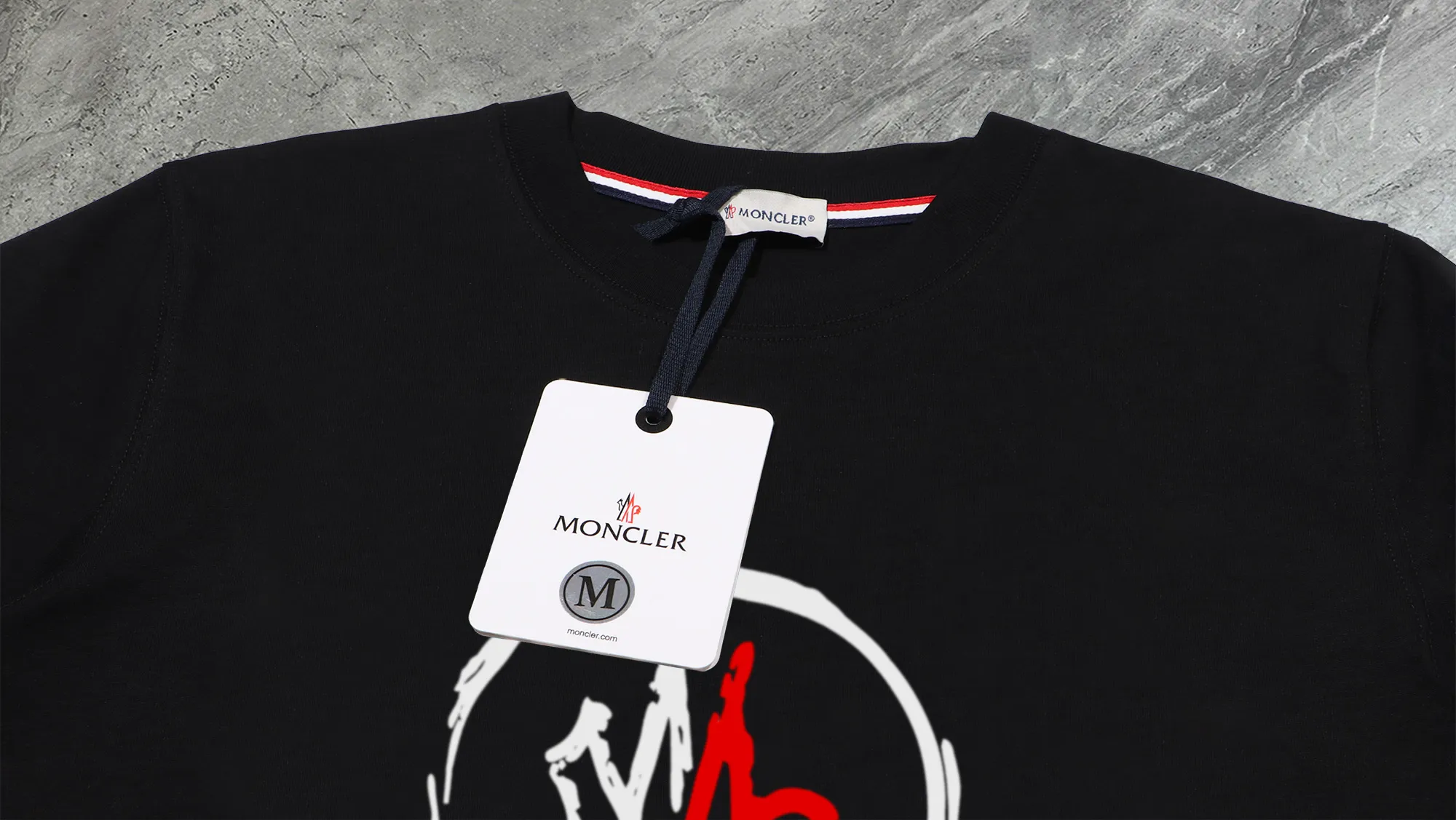 P210 High-version sweatshirt) [Long-term stock] 〖𝐌𝐎𝐍𝐂𝐋𝐄𝐑~Mask〗 Made of 440g heavy-weight fabric. It is different from the market currency. It can be matched with any variety and is properly handsome. 😎The whole dress is made of double waistcoats. The double waistcoats make the whole dress more three-dimensional. Not ordinary factories can do such fine work. 2025 Spring catwalk version of the T stage, on sale at the counter, exquisitely printed round neck terry sweatshirt, high-end double-ply cotton, custom-made stretch ribs, dyed in the same vat, complete with three standards, matched with digital printing patterns and very breathable, same style for men and women, color: black, white, apricot, size: S M L XL 2XL