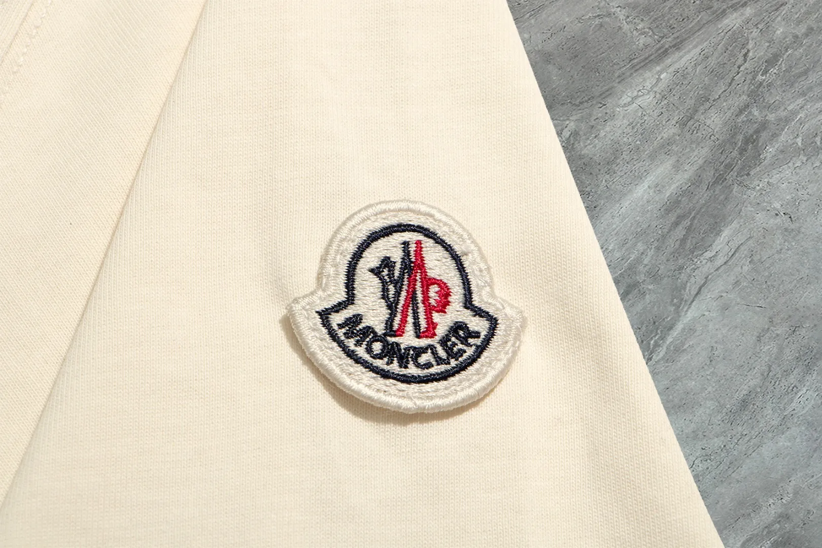 P140 💰Upgraded version "Mobile phone smart sensor ~ NFC chip armband ~ direct access to the official website for anti-counterfeiting" "Moncler ~ Mouth Mouth" 2025 new high-quality round neck short-sleeved T-shirt. The cuffs have imported embroidered labels. Customized dyeing, very comfortable to touch. Super versatile and good-looking short-sleeved. Complete with three labels. Non-market ordinary version. Feel free to compare. Quality is absolutely guaranteed! ‼ First of all, this original fabric is all custom-woven with 32-count double yarn fabric, 250G, and the weight is the same‼ Fine workmanship, double waistcoat method, double waistcoat method, double waistcoat method makes the whole dress more three-dimensional, which is not a craft that ordinary T-shirts can achieve🤪 Size: S-M-L-XL-2XL Color: black, white, apricot, same style for men and women