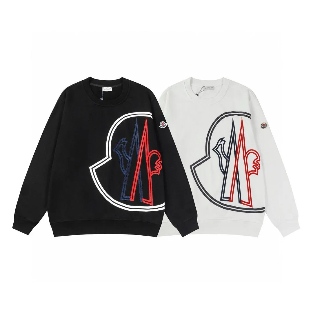 P220 Style No.: 858 〈MONCLER〉 Meng Mouth Heavy Embroidery + Printed Round Neck Sweatshirt The price of the Meng Mouth Sweatshirt is actually quite advantageous. Anyone who has been to the counter should know that the price of the Meng Mouth sweater is not much cheaper than Gucci Burberry. It is just relatively low-key and unwilling to hype. It is a picture that you want to buy or not. The existence of aloofness... ✅460 grams of 100% cotton wool-eating fabric OS version is too large ✅Matched with the original high-weight double yarn thread ✅Correct three-needle and five-thread craftsmanship Chain edge ✅The embroidery has been over-molded The upper body is not pierced Color: Black White Size S M L