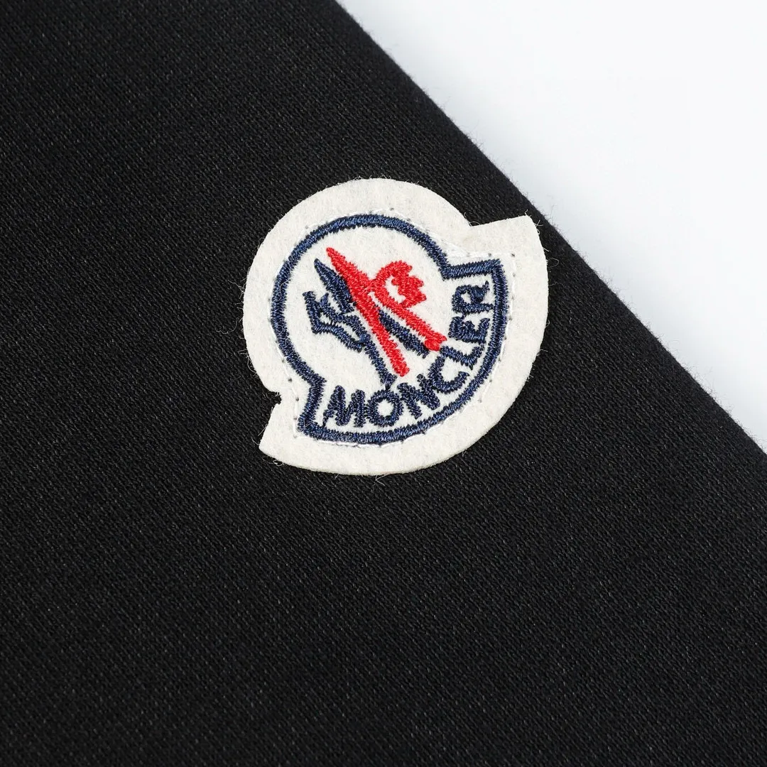 P220 Style No.: 858 〈MONCLER〉 Meng Mouth Heavy Embroidery + Printed Round Neck Sweatshirt The price of the Meng Mouth Sweatshirt is actually quite advantageous. Anyone who has been to the counter should know that the price of the Meng Mouth sweater is not much cheaper than Gucci Burberry. It is just relatively low-key and unwilling to hype. It is a picture that you want to buy or not. The existence of aloofness... ✅460 grams of 100% cotton wool-eating fabric OS version is too large ✅Matched with the original high-weight double yarn thread ✅Correct three-needle and five-thread craftsmanship Chain edge ✅The embroidery has been over-molded The upper body is not pierced Color: Black White Size S M L