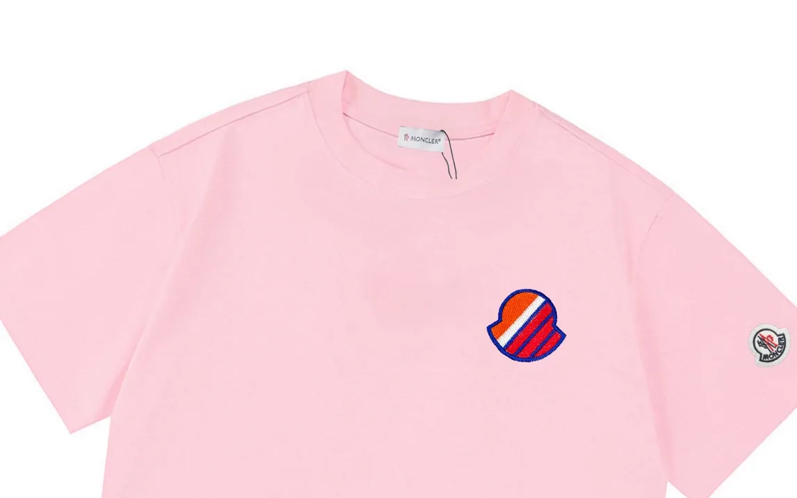P150 Moncler 2026 early spring new style Imported machine high-density embroidered badge logo Customized small armband Same style for men and women Short-sleeved T-shirt ·Customized 300g 100% double yarn pure cotton fabric ·Dyeing 32 double-strand threads ·Collar label, hangtag, main mark and three labels complete Color: pink Size: XS S M L
