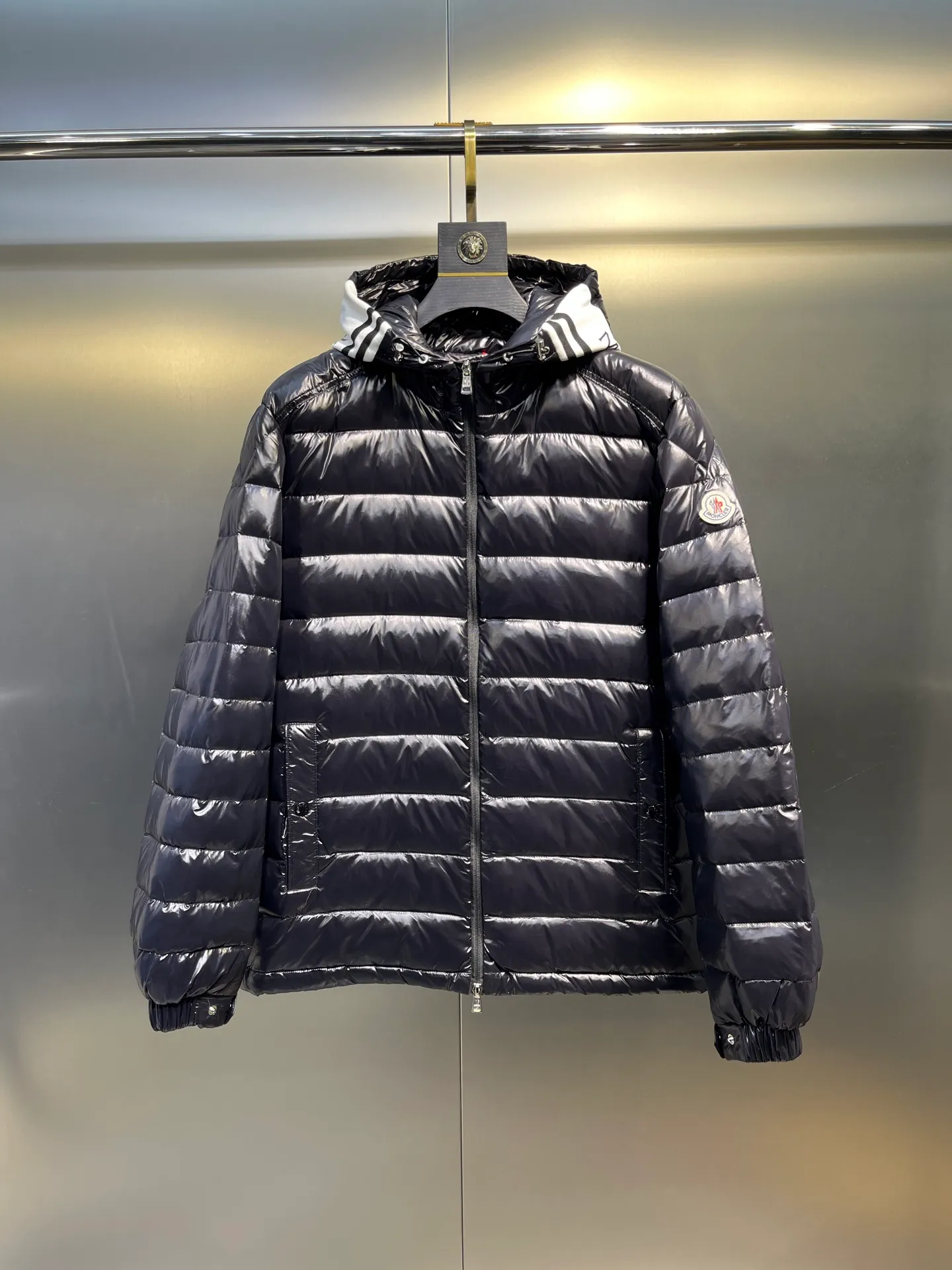 P760 Moncler Moncler's new striped trim logo quilted hooded down jacket, simple and elegant, not picky to wear. Lightweight style, simple and elegant, a must-have for travel. Color: black, white, sky blue, size: 12345