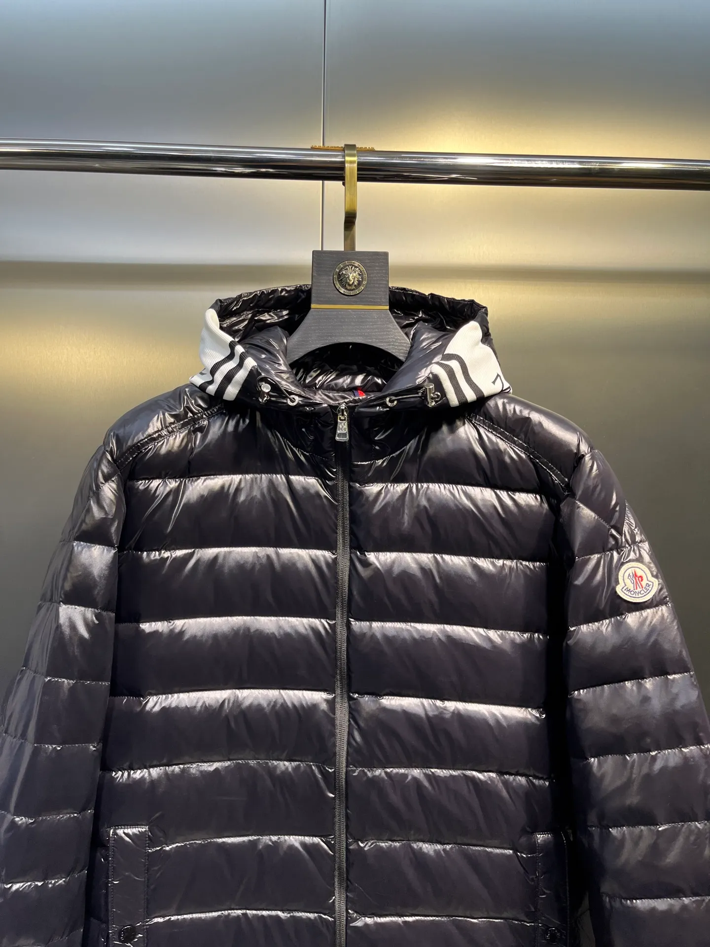 P760 Moncler Moncler's new striped trim logo quilted hooded down jacket, simple and elegant, not picky to wear. Lightweight style, simple and elegant, a must-have for travel. Color: black, white, sky blue, size: 12345
