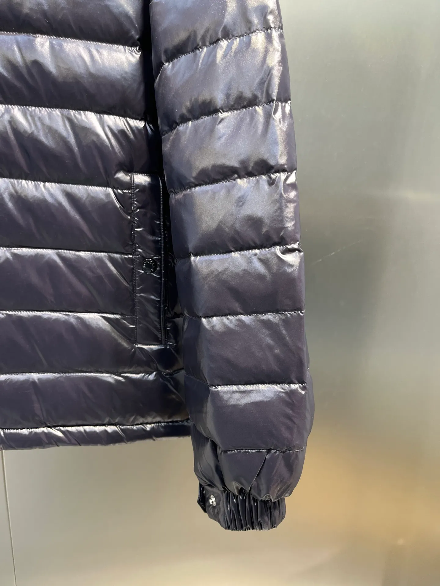 P760 Moncler Moncler's new striped trim logo quilted hooded down jacket, simple and elegant, not picky to wear. Lightweight style, simple and elegant, a must-have for travel. Color: black, white, sky blue, size: 12345