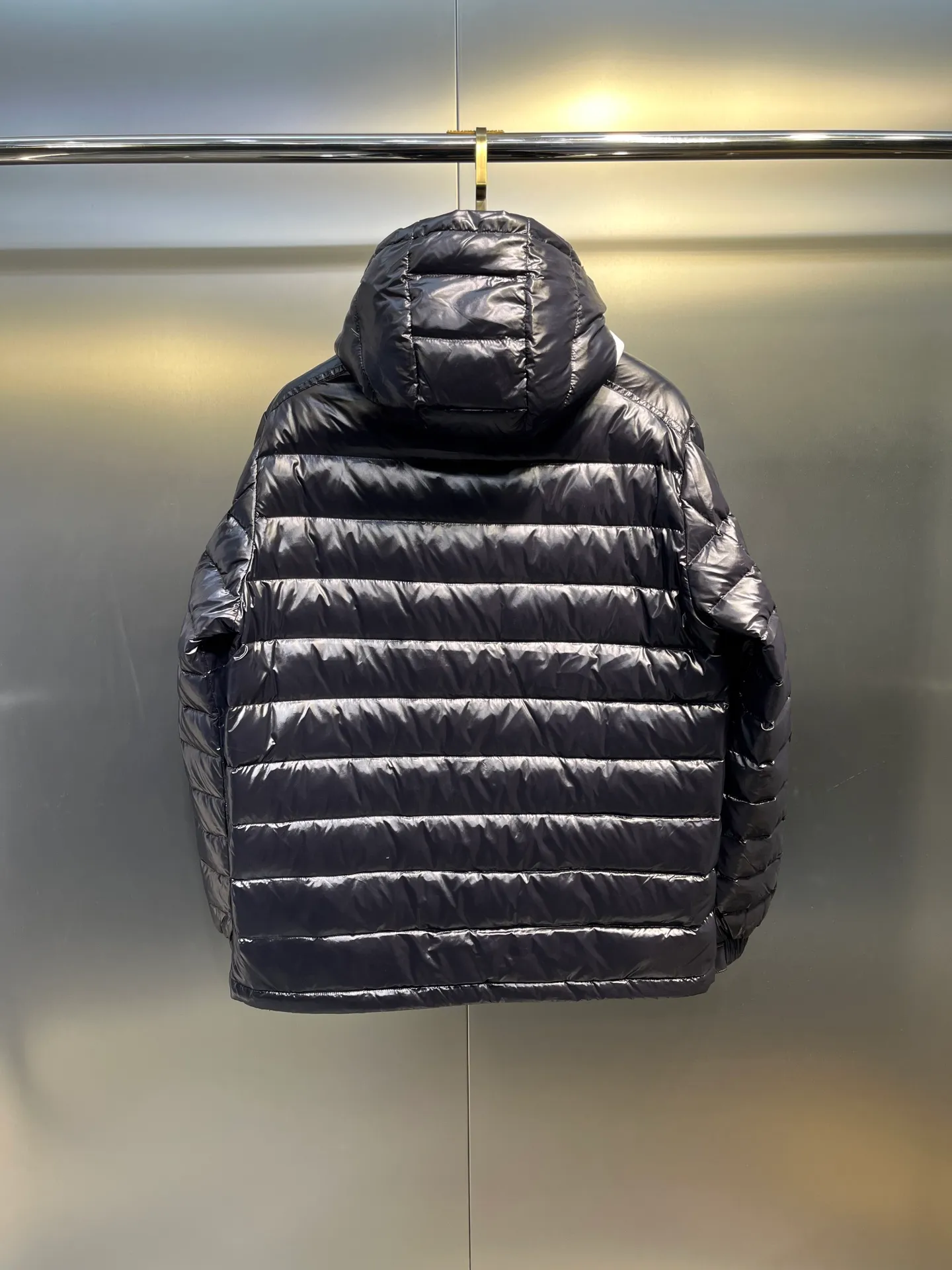 P760 Moncler Moncler's new striped trim logo quilted hooded down jacket, simple and elegant, not picky to wear. Lightweight style, simple and elegant, a must-have for travel. Color: black, white, sky blue, size: 12345