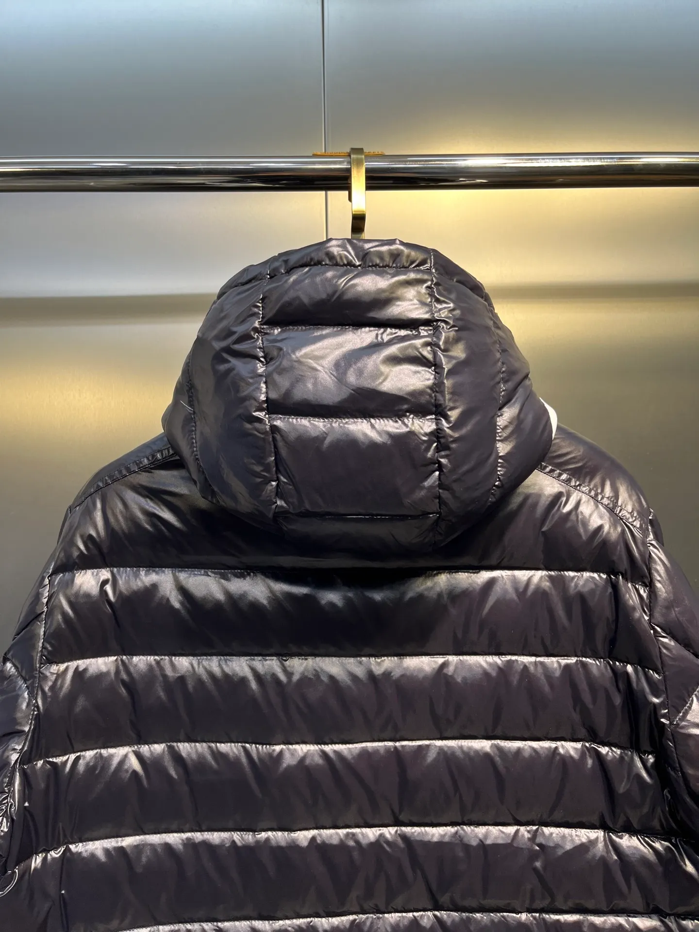 P760 Moncler Moncler's new striped trim logo quilted hooded down jacket, simple and elegant, not picky to wear. Lightweight style, simple and elegant, a must-have for travel. Color: black, white, sky blue, size: 12345