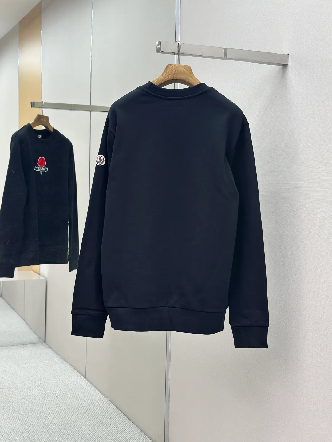 P360 MONCLER embroidered flower logo Fabric: Made of 380g double-ply cotton terry. Fabric: Thread with 1*1 double yarn thread. Matching dyeing in the same vat.  Technology: The embroidery adopts 3D three-dimensional embroidery technology, and the original scan and print are restored 1:1. There is a brand logo icon in the middle of the flower, as well as MONCLER embroidery.  This cotton-blend design is inspired by Grenoble's coat of arms and finished with a floral logo patch. Pair it with the same style and for a casual look. Round neck made of cotton and modal blended fleece fabric Embroidered flower logo patch Accessories: Customized 1:1 washed logo Craftsmanship: Customized 1:1 embroidered armband Craftsmanship: Customized 1:1 flower embroidery Size: S-M-L-XL Color: Black