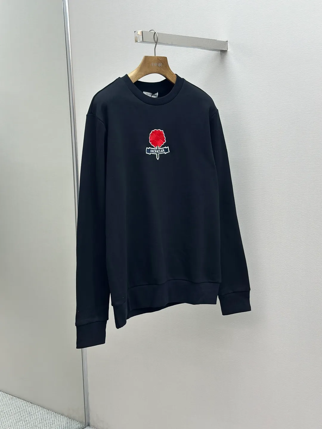 P360 MONCLER embroidered flower logo Fabric: Made of 380g double-ply cotton terry. Fabric: Thread with 1*1 double yarn thread. Matching dyeing in the same vat.  Technology: The embroidery adopts 3D three-dimensional embroidery technology, and the original scan and print are restored 1:1. There is a brand logo icon in the middle of the flower, as well as MONCLER embroidery.  This cotton-blend design is inspired by Grenoble's coat of arms and finished with a floral logo patch. Pair it with the same style and for a casual look. Round neck made of cotton and modal blended fleece fabric Embroidered flower logo patch Accessories: Customized 1:1 washed logo Craftsmanship: Customized 1:1 embroidered armband Craftsmanship: Customized 1:1 flower embroidery Size: S-M-L-XL Color: Black