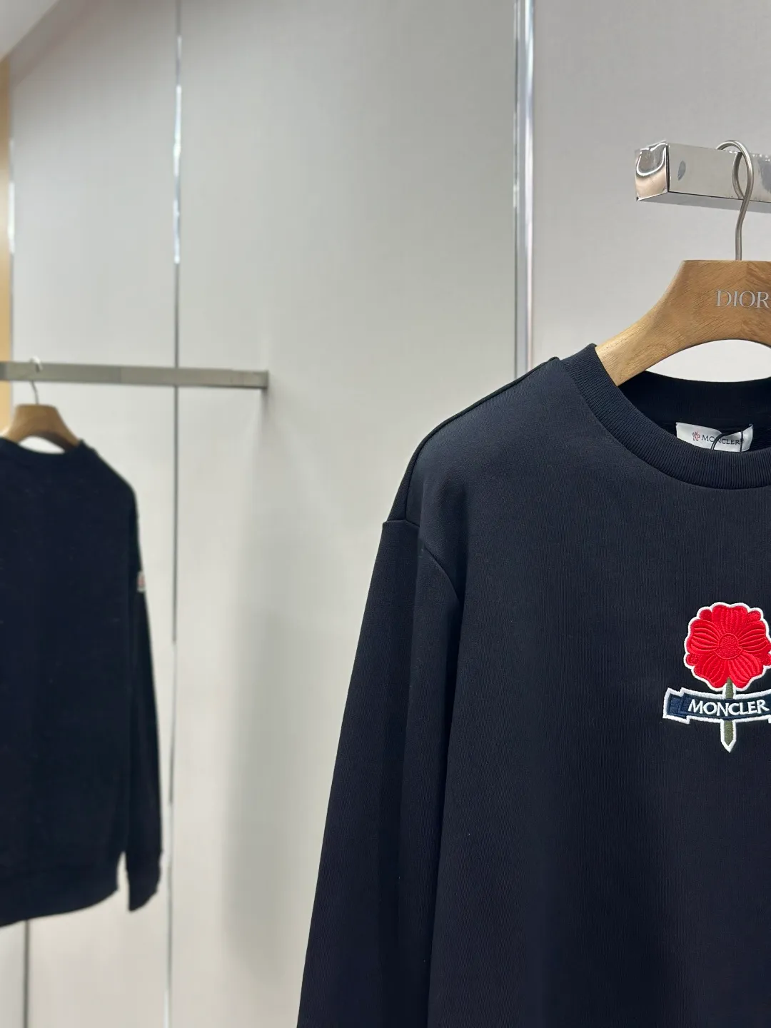 P360 MONCLER embroidered flower logo Fabric: Made of 380g double-ply cotton terry. Fabric: Thread with 1*1 double yarn thread. Matching dyeing in the same vat.  Technology: The embroidery adopts 3D three-dimensional embroidery technology, and the original scan and print are restored 1:1. There is a brand logo icon in the middle of the flower, as well as MONCLER embroidery.  This cotton-blend design is inspired by Grenoble's coat of arms and finished with a floral logo patch. Pair it with the same style and for a casual look. Round neck made of cotton and modal blended fleece fabric Embroidered flower logo patch Accessories: Customized 1:1 washed logo Craftsmanship: Customized 1:1 embroidered armband Craftsmanship: Customized 1:1 flower embroidery Size: S-M-L-XL Color: Black