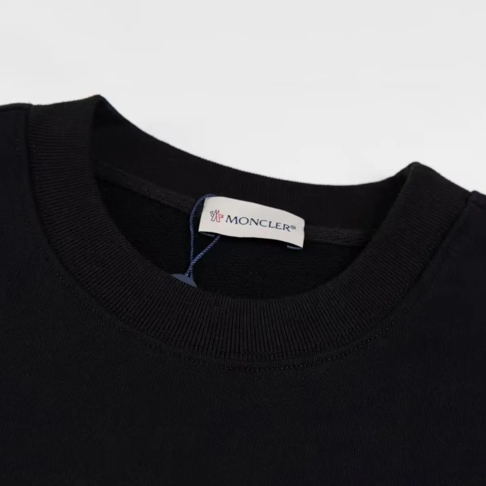 P240 Recommend the most popular Moncler masked 380g printed terry crew neck sweatshirt. Breathable pure cotton fabric. The texture is very soft and comfortable. No shrinkage, no deformation, no pilling). Original customized accessories. Collar label. Wash mark. Hang tag. Packaging (perfect details). Color: White. Black. Size: XS S M L.