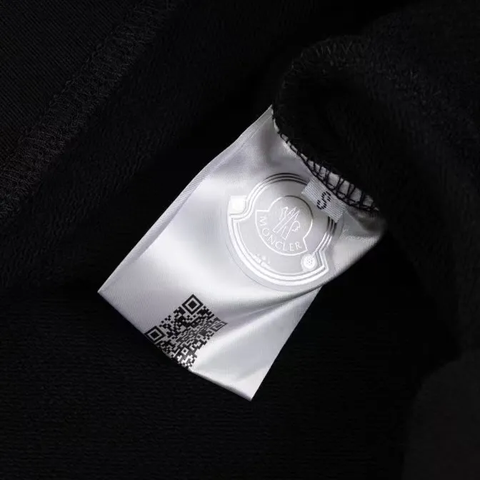 P240 Recommend the most popular Moncler masked 380g printed terry crew neck sweatshirt. Breathable pure cotton fabric. The texture is very soft and comfortable. No shrinkage, no deformation, no pilling). Original customized accessories. Collar label. Wash mark. Hang tag. Packaging (perfect details). Color: White. Black. Size: XS S M L.