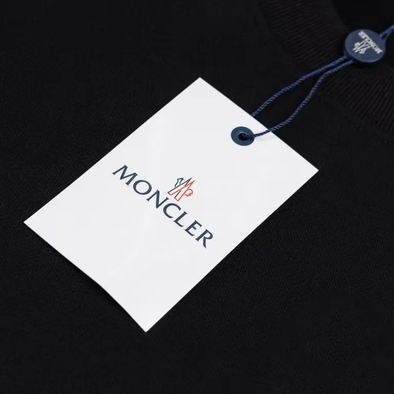 P240 Recommend the most popular Moncler masked 380g printed terry crew neck sweatshirt. Breathable pure cotton fabric. The texture is very soft and comfortable. No shrinkage, no deformation, no pilling). Original customized accessories. Collar label. Wash mark. Hang tag. Packaging (perfect details). Color: White. Black. Size: XS S M L.