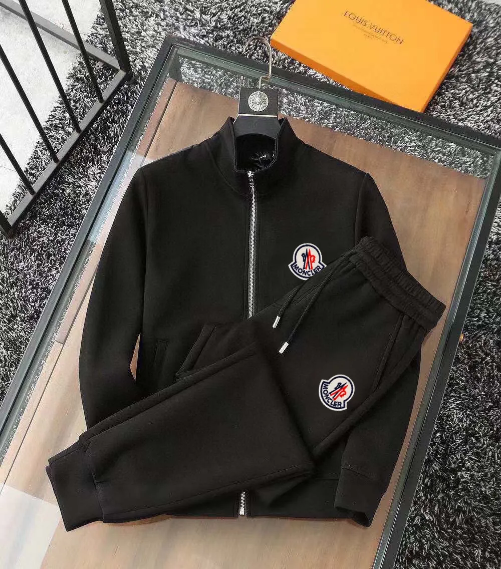 P400 💰 [MONCLER Mouth Covering] (Gospel for Fatty) Hot-selling suit is here. Focus on the original version of the official website. 2025 new hot-selling cardigan sweater suit. The original order is the best product. 🇭🇰The meticulous work of top designers. Just for a fitting and perfect upper body effect. 100% natural high-quality Roman cotton, close-fitting comfort, noble and elegant! Original hardware embodies elegance and nobility! Counter size: M-5XL (maximum wear up to 220 pounds)
