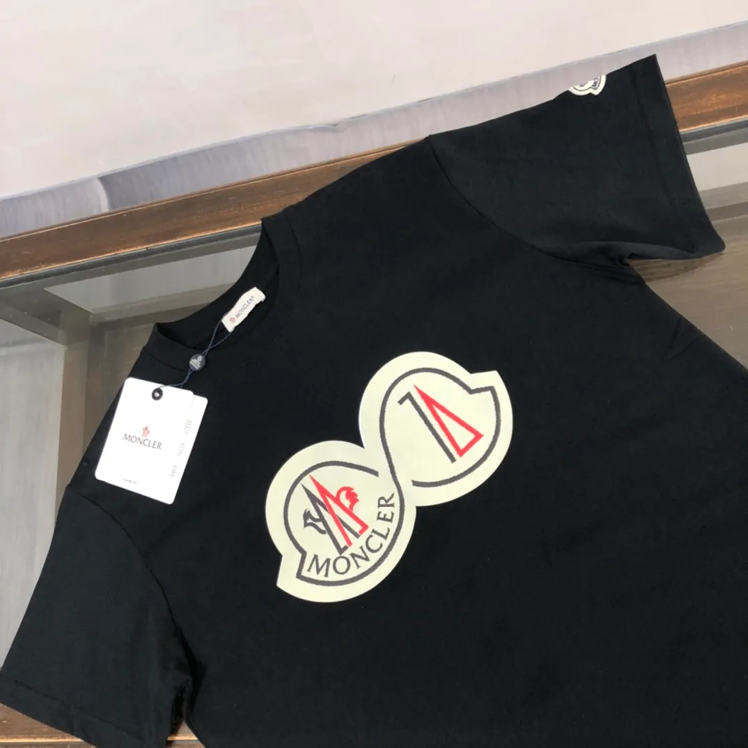 P160 🔥MONCLER New style, customized high-end ready-to-wear! Fashionable and trendy casual short-sleeved T-shirt, gentle, soft, delicate, skin-friendly, comfortable and cool, the chest pattern is stylish and full of vitality! A fashionable and versatile must-have! Color: black white Size: S～XL (loose version, please state your height and weight when placing an order)