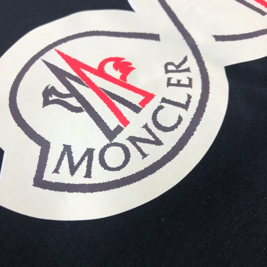 P160 🔥MONCLER New style, customized high-end ready-to-wear! Fashionable and trendy casual short-sleeved T-shirt, gentle, soft, delicate, skin-friendly, comfortable and cool, the chest pattern is stylish and full of vitality! A fashionable and versatile must-have! Color: black white Size: S～XL (loose version, please state your height and weight when placing an order)