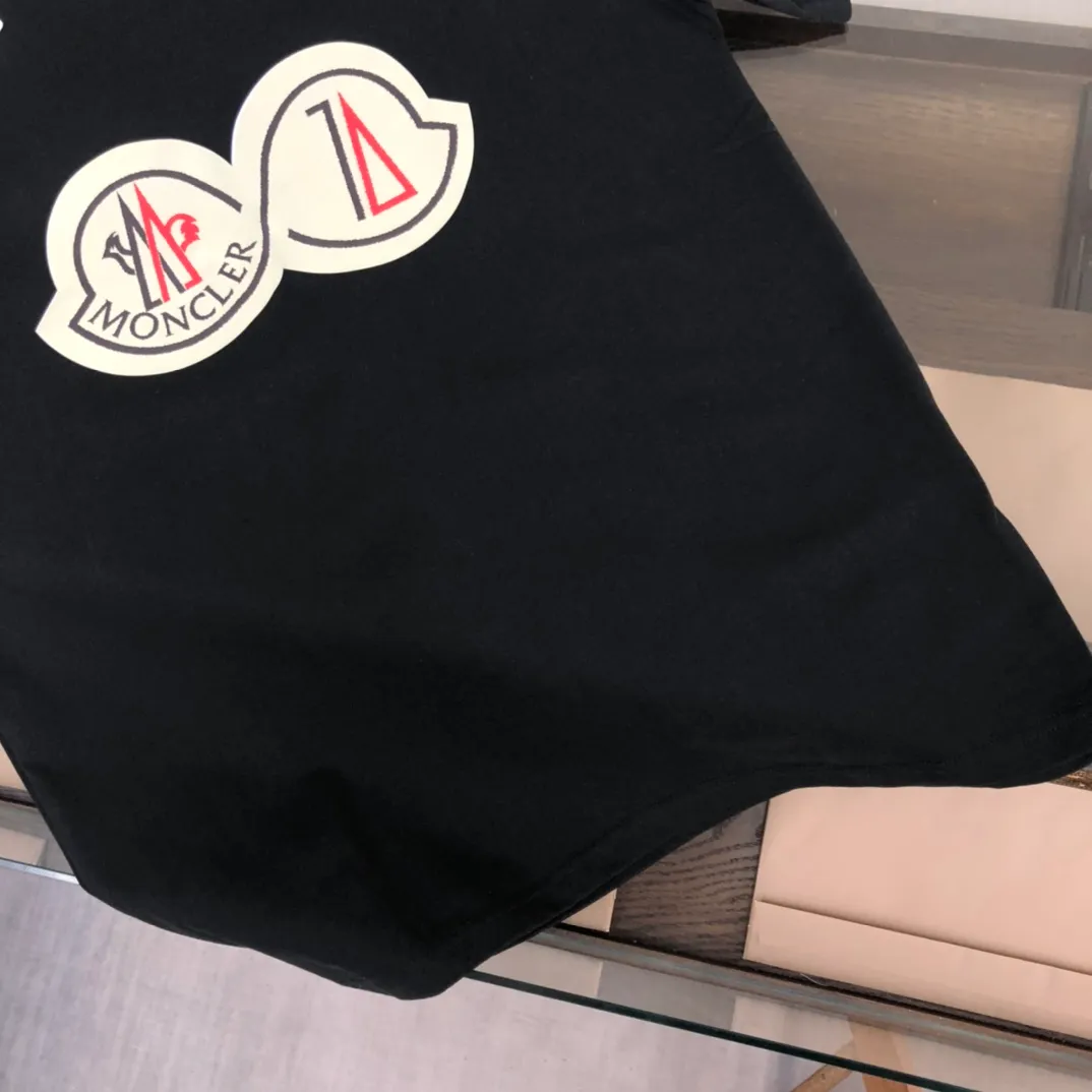 P160 🔥MONCLER New style, customized high-end ready-to-wear! Fashionable and trendy casual short-sleeved T-shirt, gentle, soft, delicate, skin-friendly, comfortable and cool, the chest pattern is stylish and full of vitality! A fashionable and versatile must-have! Color: black white Size: S～XL (loose version, please state your height and weight when placing an order)