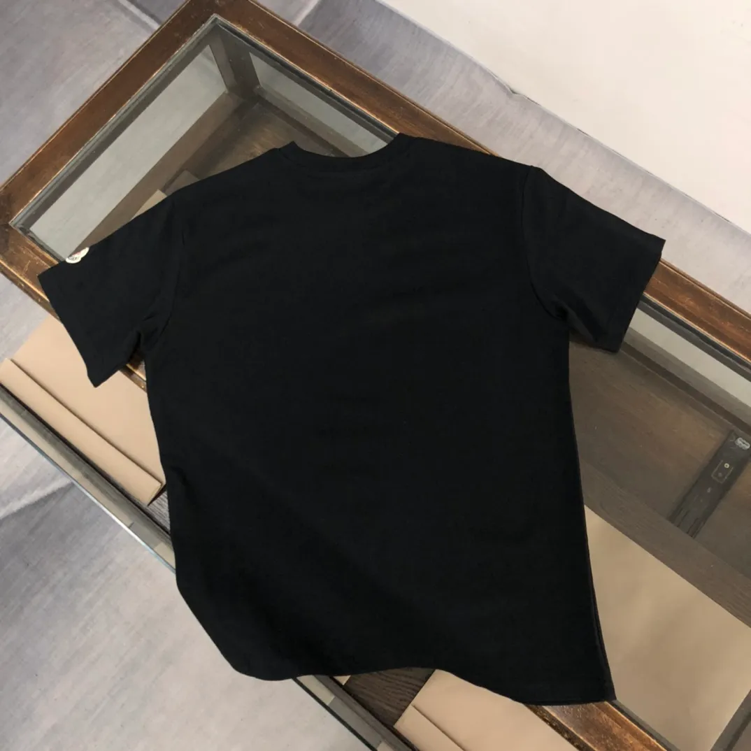 P160 🔥MONCLER New style, customized high-end ready-to-wear! Fashionable and trendy casual short-sleeved T-shirt, gentle, soft, delicate, skin-friendly, comfortable and cool, the chest pattern is stylish and full of vitality! A fashionable and versatile must-have! Color: black white Size: S～XL (loose version, please state your height and weight when placing an order)