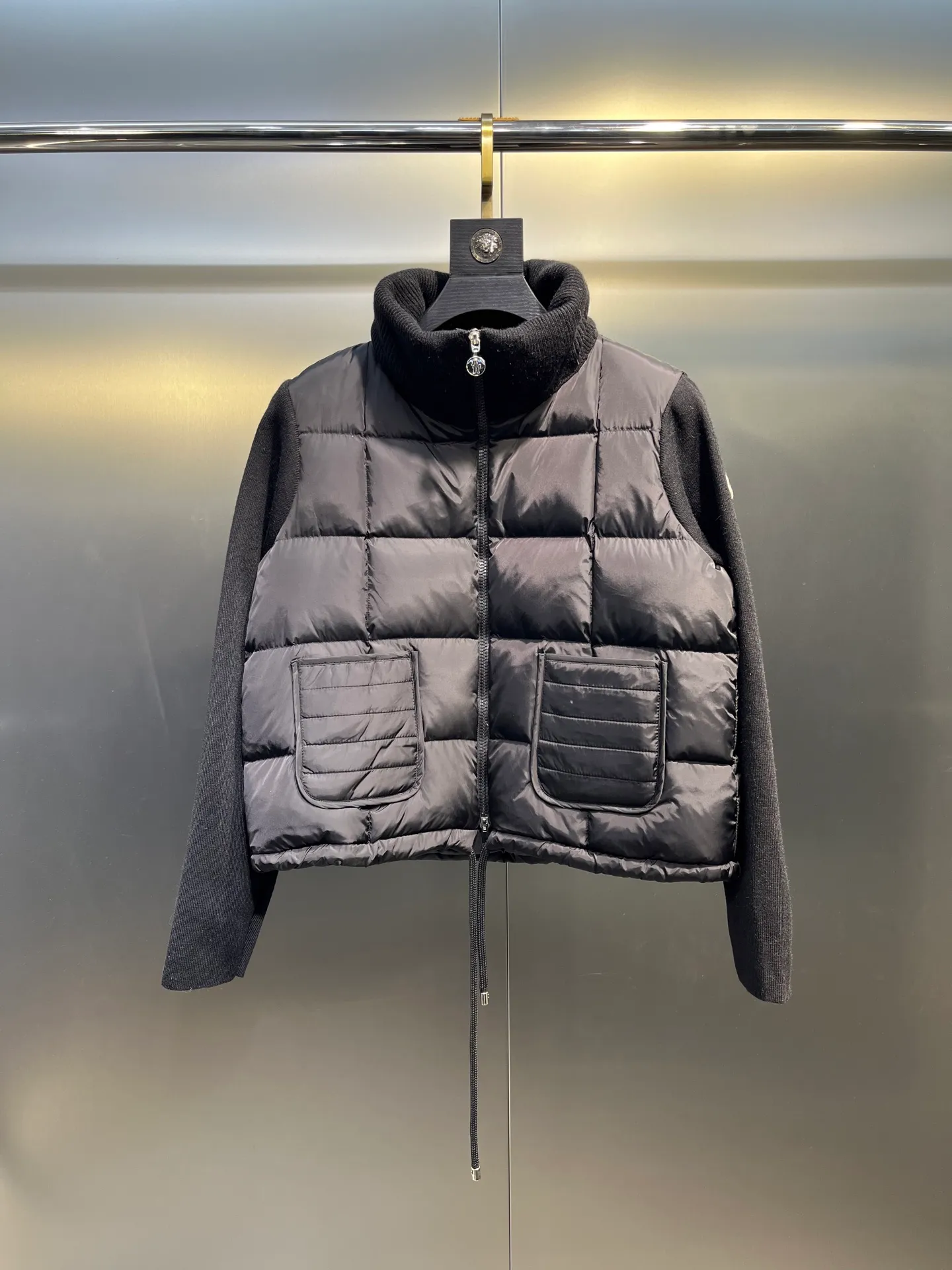 P580 Moncler 24 autumn and winter women's Cardigan stand-up collar spliced ​​knitted down doll style short down knitted material on the back sleeves makes the upper body slimmer Spliced ​​down jacket keeps warm and reduces age Bread square checkered downed upper body is simple and fashionable Hem drawstring design Adjustable version Can be worn alone or layered Color: black milk white Size: S-M-L-XL