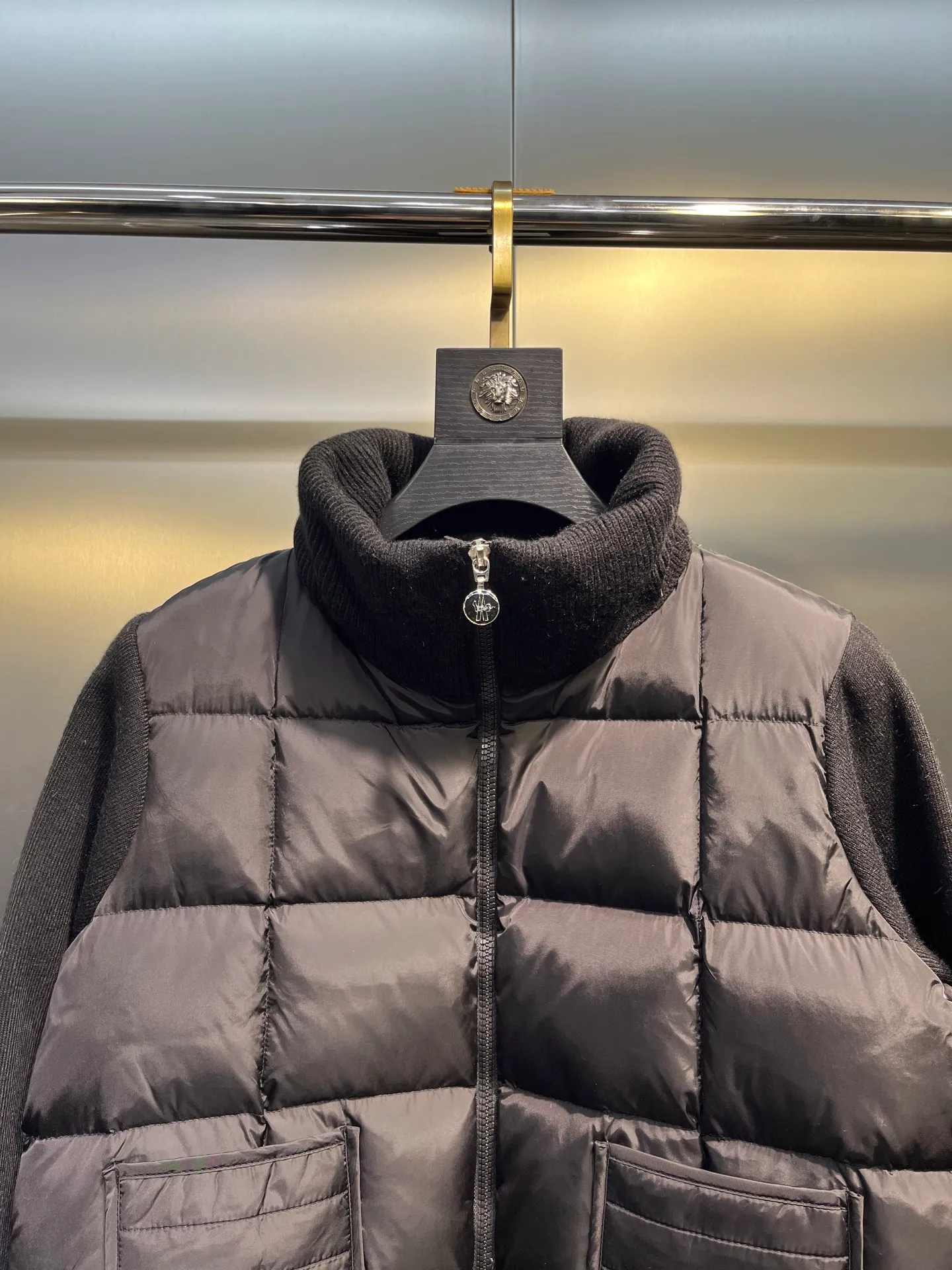 P580 Moncler 24 autumn and winter women's Cardigan stand-up collar spliced ​​knitted down doll style short down knitted material on the back sleeves makes the upper body slimmer Spliced ​​down jacket keeps warm and reduces age Bread square checkered downed upper body is simple and fashionable Hem drawstring design Adjustable version Can be worn alone or layered Color: black milk white Size: S-M-L-XL