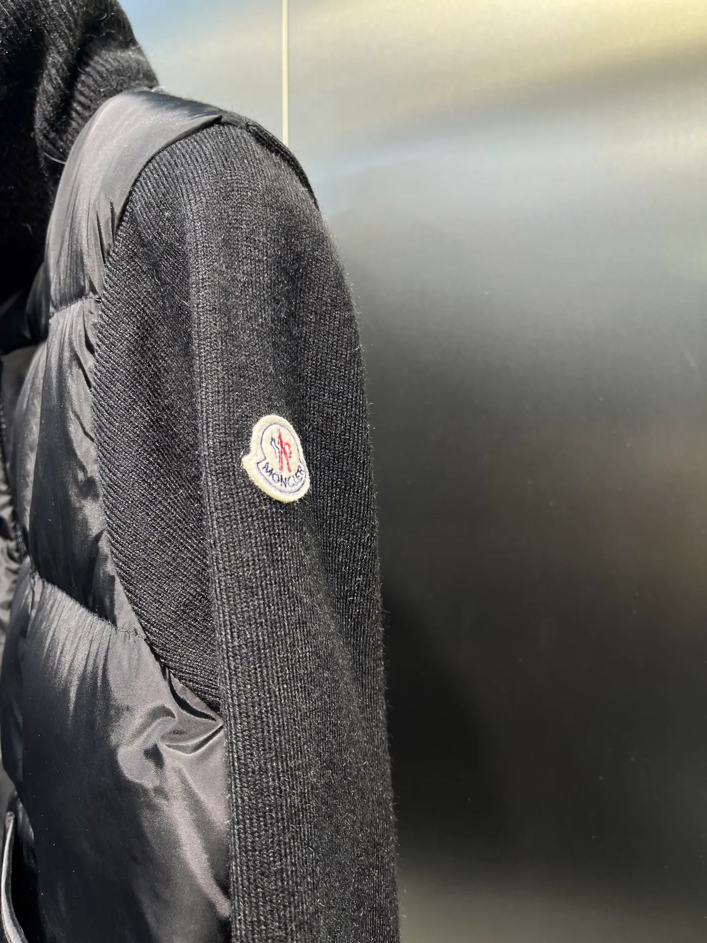 P580 Moncler 24 autumn and winter women's Cardigan stand-up collar spliced ​​knitted down doll style short down knitted material on the back sleeves makes the upper body slimmer Spliced ​​down jacket keeps warm and reduces age Bread square checkered downed upper body is simple and fashionable Hem drawstring design Adjustable version Can be worn alone or layered Color: black milk white Size: S-M-L-XL
