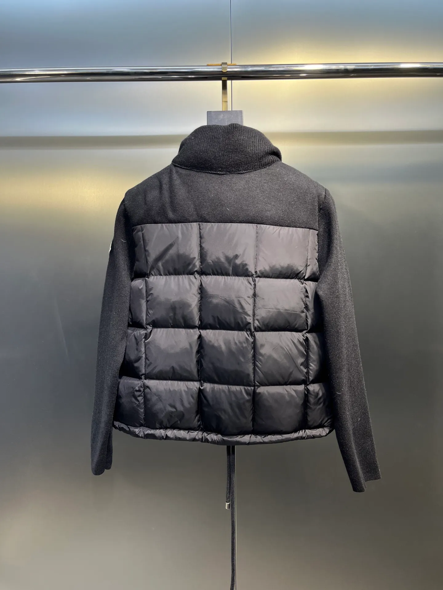 P580 Moncler 24 autumn and winter women's Cardigan stand-up collar spliced ​​knitted down doll style short down knitted material on the back sleeves makes the upper body slimmer Spliced ​​down jacket keeps warm and reduces age Bread square checkered downed upper body is simple and fashionable Hem drawstring design Adjustable version Can be worn alone or layered Color: black milk white Size: S-M-L-XL