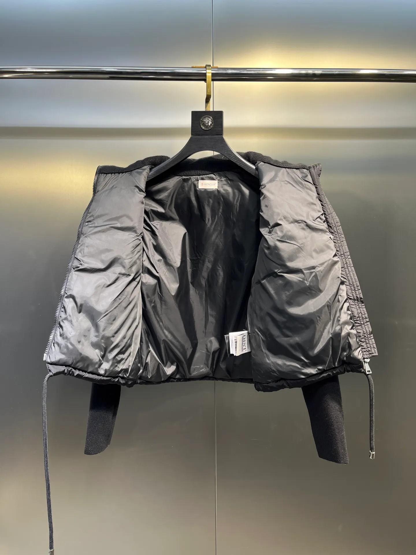 P580 Moncler 24 autumn and winter women's Cardigan stand-up collar spliced ​​knitted down doll style short down knitted material on the back sleeves makes the upper body slimmer Spliced ​​down jacket keeps warm and reduces age Bread square checkered downed upper body is simple and fashionable Hem drawstring design Adjustable version Can be worn alone or layered Color: black milk white Size: S-M-L-XL