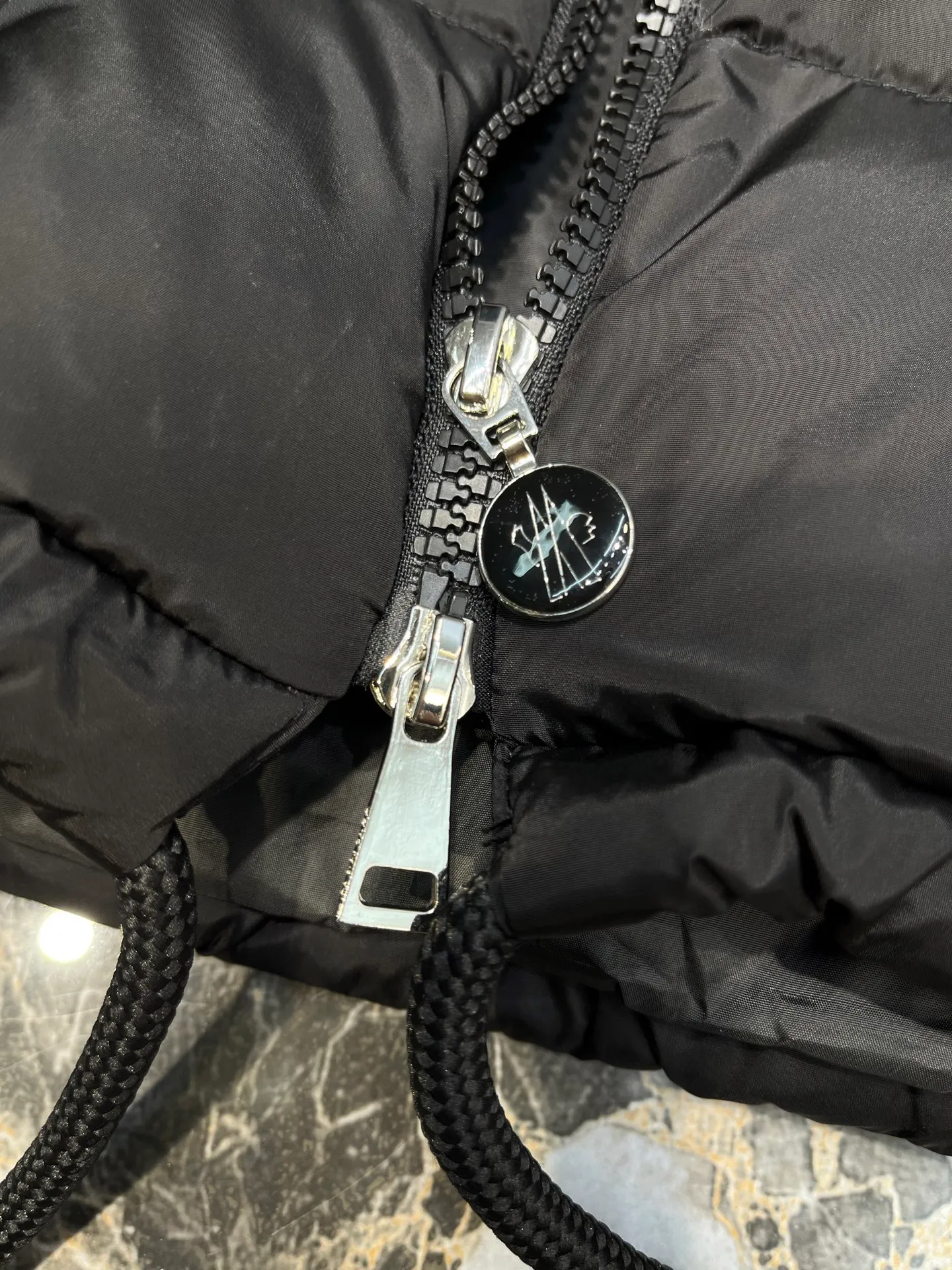 P580 Moncler 24 autumn and winter women's Cardigan stand-up collar spliced ​​knitted down doll style short down knitted material on the back sleeves makes the upper body slimmer Spliced ​​down jacket keeps warm and reduces age Bread square checkered downed upper body is simple and fashionable Hem drawstring design Adjustable version Can be worn alone or layered Color: black milk white Size: S-M-L-XL