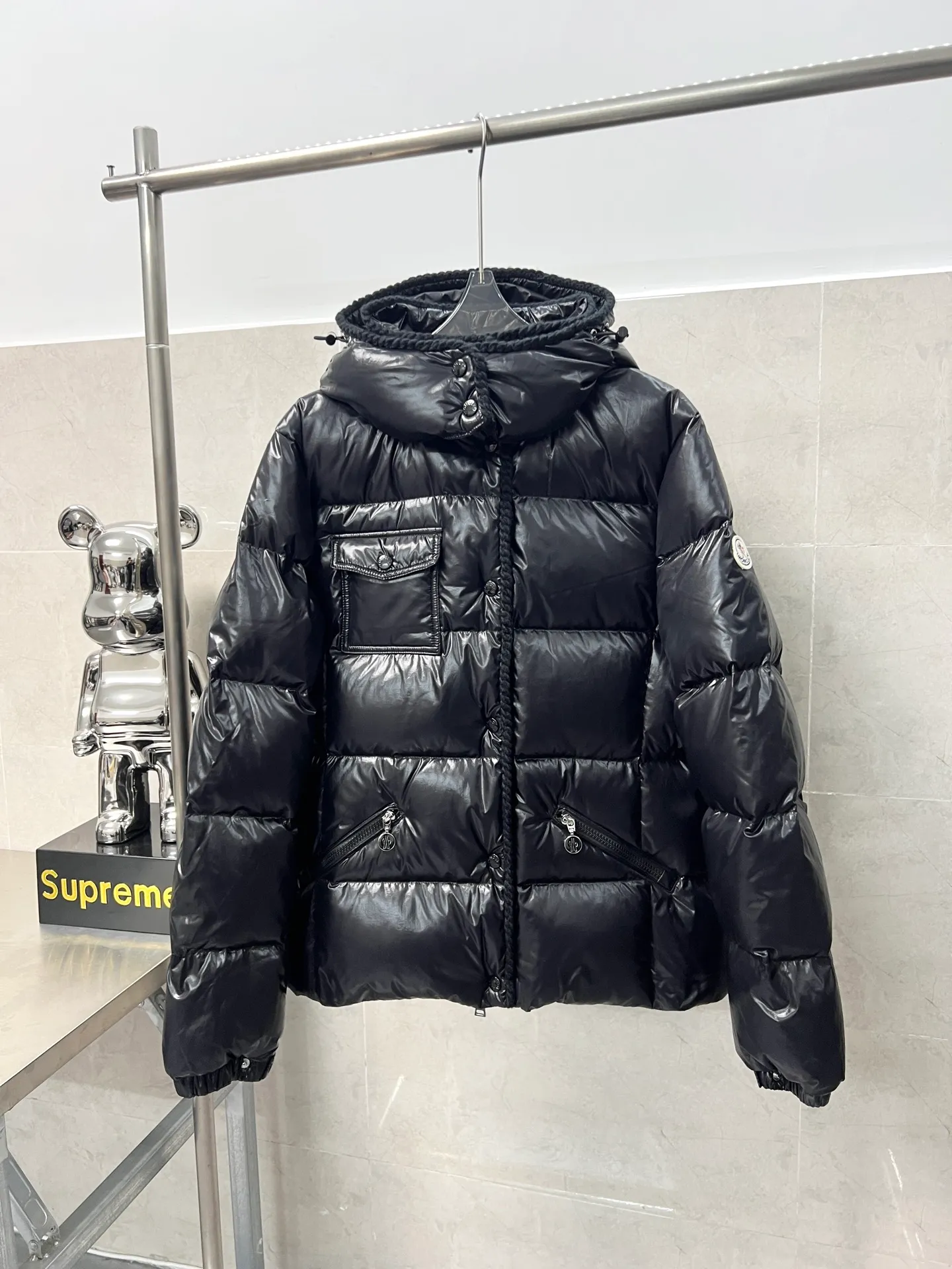 P900 Moncler Mouth GLAREINS Small Waist Hooded Floral Trimmed Small Waist Small Pocket Down Jacket The upgraded version of the small waist UP!! It is still a super slim waist style, with no-wash imitation wax leather fabric, and the brim collar and placket are matched with the same color twist braid design, which is full of elegance and suitable for various exquisite styles. A full set of hardware accessories, customized color matching snap buttons and sliders, 90 velvet filling. White Moonlight among the hottest items! Color: Black White Blue Red Size: 0123
