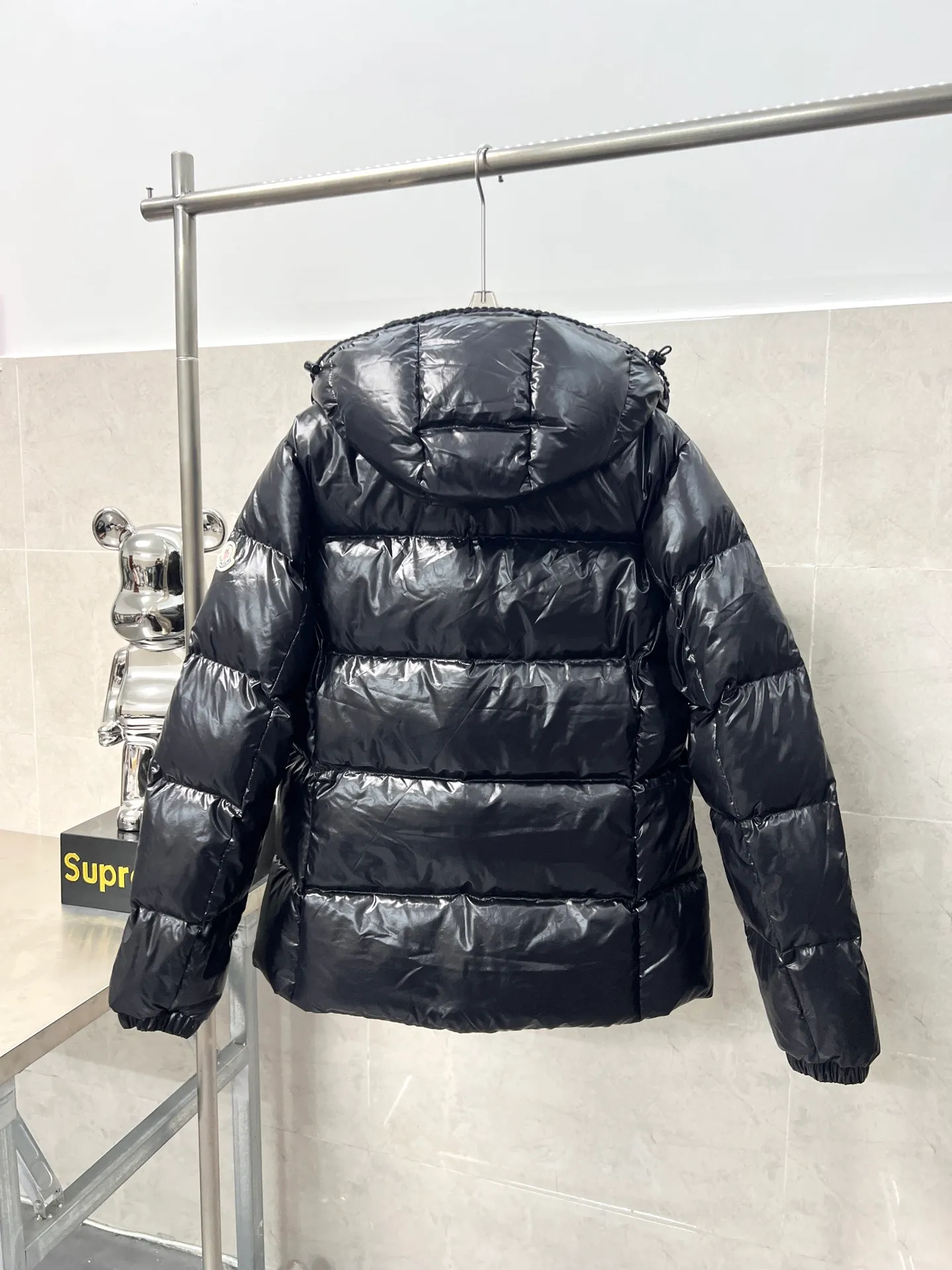 P900 Moncler Mouth GLAREINS Small Waist Hooded Floral Trimmed Small Waist Small Pocket Down Jacket The upgraded version of the small waist UP!! It is still a super slim waist style, with no-wash imitation wax leather fabric, and the brim collar and placket are matched with the same color twist braid design, which is full of elegance and suitable for various exquisite styles. A full set of hardware accessories, customized color matching snap buttons and sliders, 90 velvet filling. White Moonlight among the hottest items! Color: Black White Blue Red Size: 0123