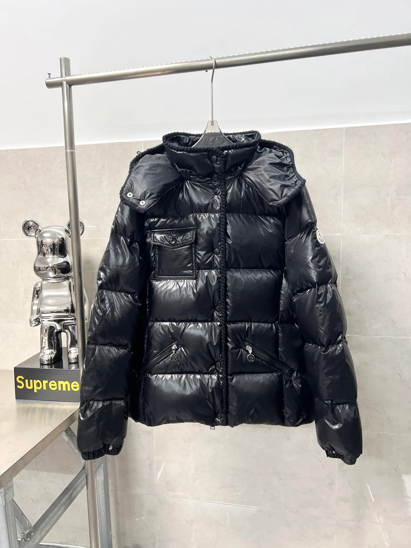 P900 Moncler Mouth GLAREINS Small Waist Hooded Floral Trimmed Small Waist Small Pocket Down Jacket The upgraded version of the small waist UP!! It is still a super slim waist style, with no-wash imitation wax leather fabric, and the brim collar and placket are matched with the same color twist braid design, which is full of elegance and suitable for various exquisite styles. A full set of hardware accessories, customized color matching snap buttons and sliders, 90 velvet filling. White Moonlight among the hottest items! Color: Black White Blue Red Size: 0123