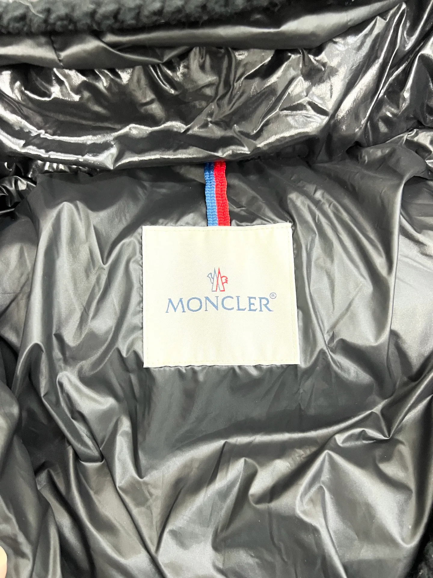 P900 Moncler Mouth GLAREINS Small Waist Hooded Floral Trimmed Small Waist Small Pocket Down Jacket The upgraded version of the small waist UP!! It is still a super slim waist style, with no-wash imitation wax leather fabric, and the brim collar and placket are matched with the same color twist braid design, which is full of elegance and suitable for various exquisite styles. A full set of hardware accessories, customized color matching snap buttons and sliders, 90 velvet filling. White Moonlight among the hottest items! Color: Black White Blue Red Size: 0123