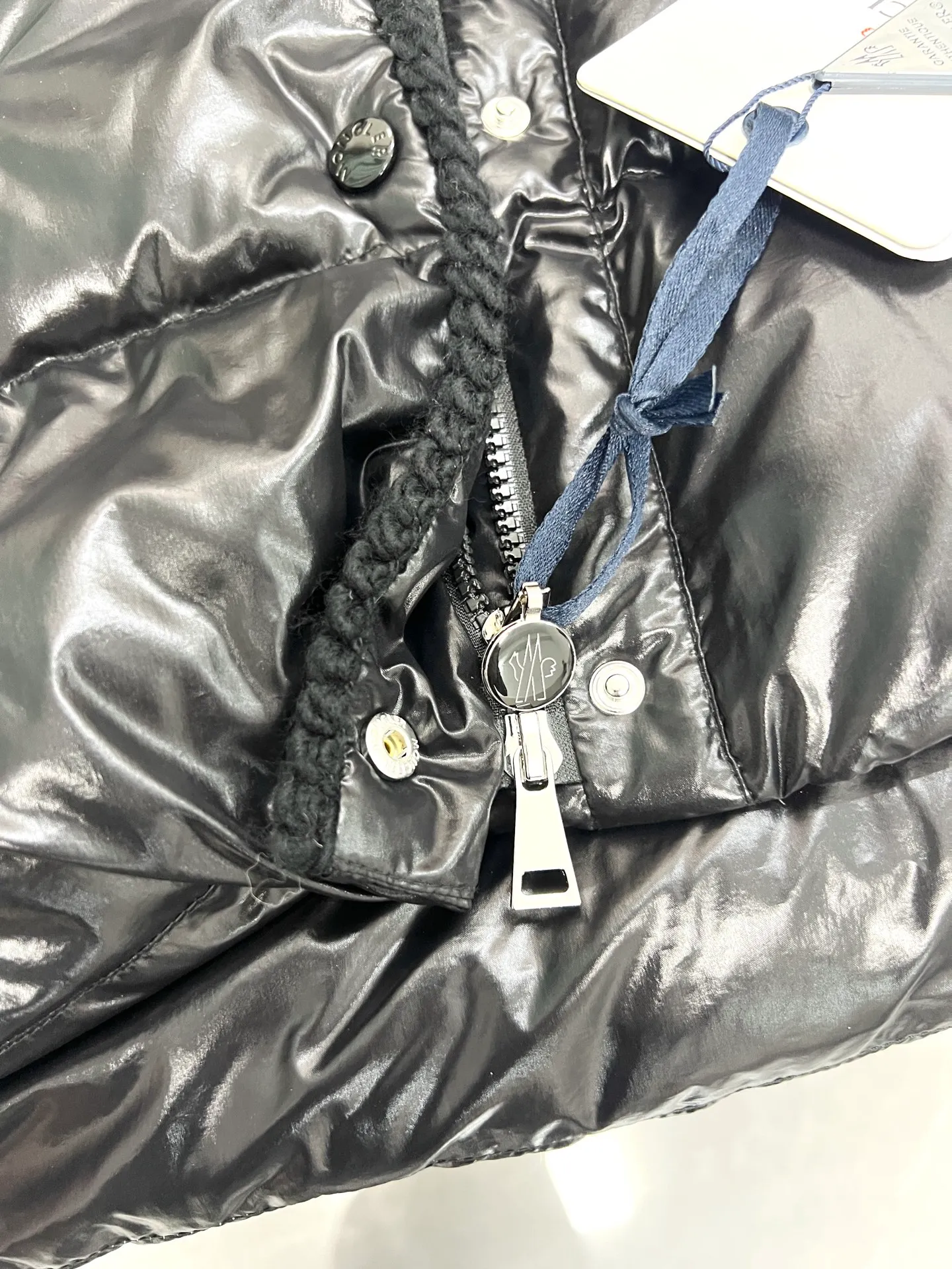 P900 Moncler Mouth GLAREINS Small Waist Hooded Floral Trimmed Small Waist Small Pocket Down Jacket The upgraded version of the small waist UP!! It is still a super slim waist style, with no-wash imitation wax leather fabric, and the brim collar and placket are matched with the same color twist braid design, which is full of elegance and suitable for various exquisite styles. A full set of hardware accessories, customized color matching snap buttons and sliders, 90 velvet filling. White Moonlight among the hottest items! Color: Black White Blue Red Size: 0123