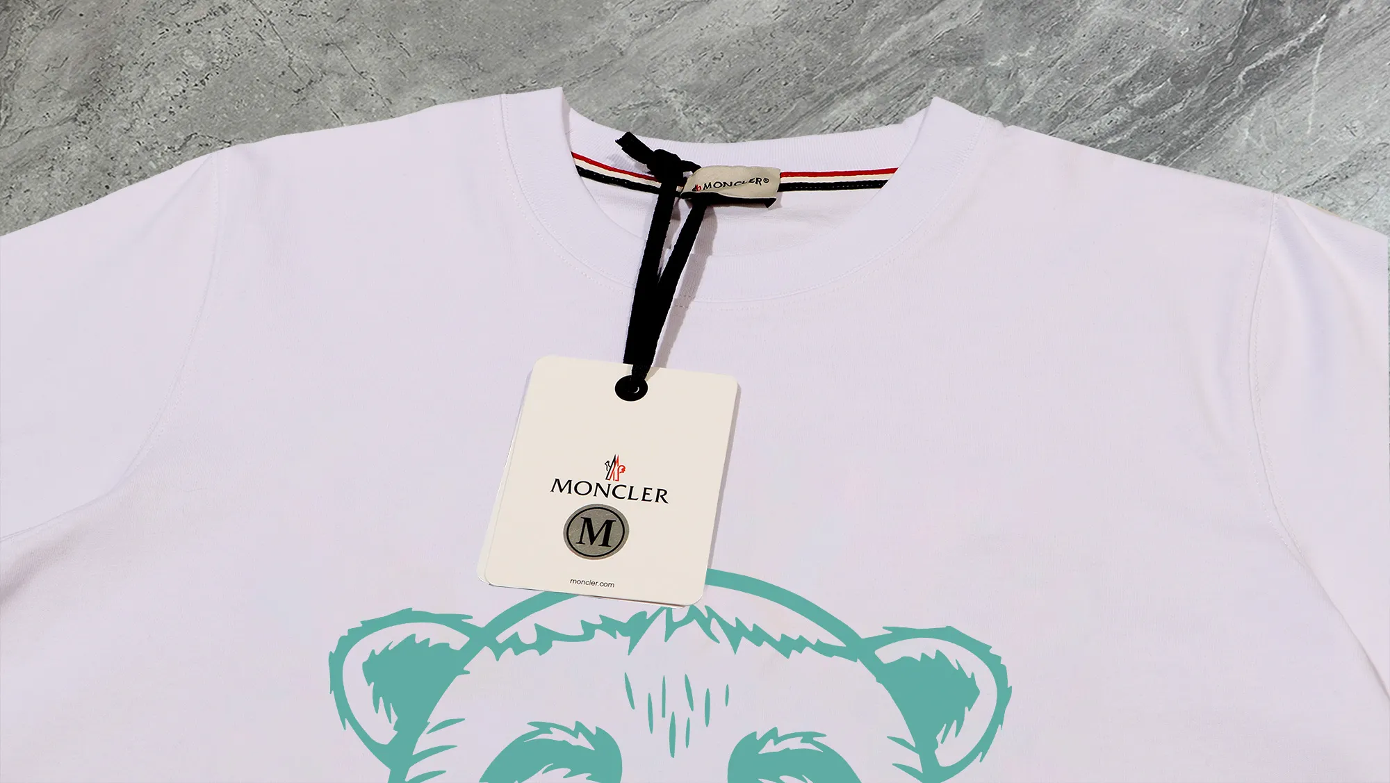 P140 💰Upgraded version "Mobile phone smart sensor ~ NFC chip armband ~ direct access to the official website for anti-counterfeiting" "Moncler ~ Mouth Mouth" 2025 new high-quality round neck short-sleeved T-shirt. The cuffs have imported embroidered labels. Customized dyeing, very comfortable to touch. Super versatile and good-looking short-sleeved. Complete with three labels. Non-market ordinary version. Feel free to compare. Quality is absolutely guaranteed! ‼ First of all, this original fabric is all custom-woven with 32-count double yarn fabric, 250G, and the weight is the same‼ Fine workmanship, double waistcoat method, double waistcoat method, double waistcoat method makes the whole dress more three-dimensional, which is not a craft that ordinary T-shirts can achieve🤪 Size: S-M-L-XL-2XL Color: black, white, apricot, same style for men and women