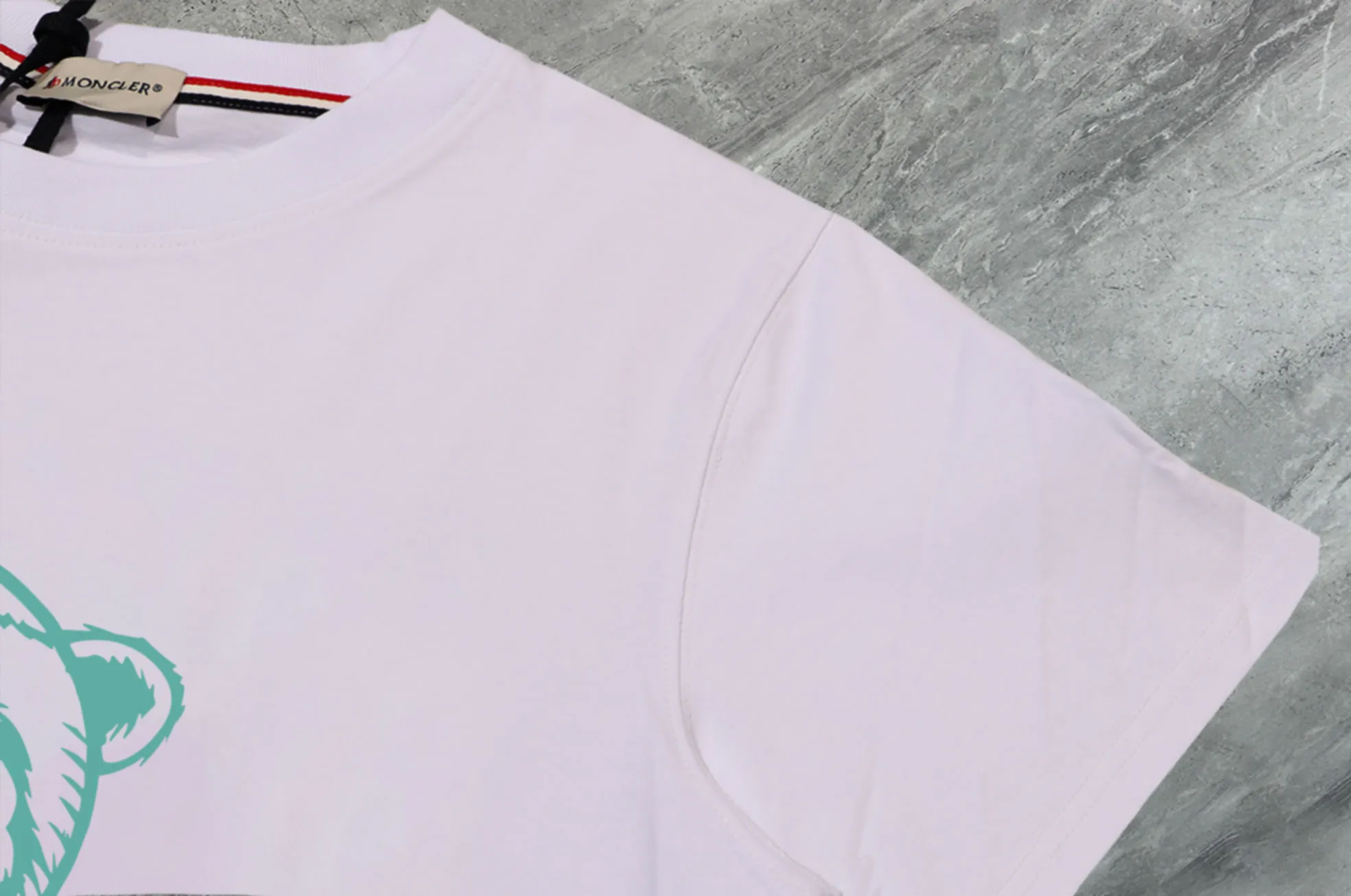 P140 💰Upgraded version "Mobile phone smart sensor ~ NFC chip armband ~ direct access to the official website for anti-counterfeiting" "Moncler ~ Mouth Mouth" 2025 new high-quality round neck short-sleeved T-shirt. The cuffs have imported embroidered labels. Customized dyeing, very comfortable to touch. Super versatile and good-looking short-sleeved. Complete with three labels. Non-market ordinary version. Feel free to compare. Quality is absolutely guaranteed! ‼ First of all, this original fabric is all custom-woven with 32-count double yarn fabric, 250G, and the weight is the same‼ Fine workmanship, double waistcoat method, double waistcoat method, double waistcoat method makes the whole dress more three-dimensional, which is not a craft that ordinary T-shirts can achieve🤪 Size: S-M-L-XL-2XL Color: black, white, apricot, same style for men and women