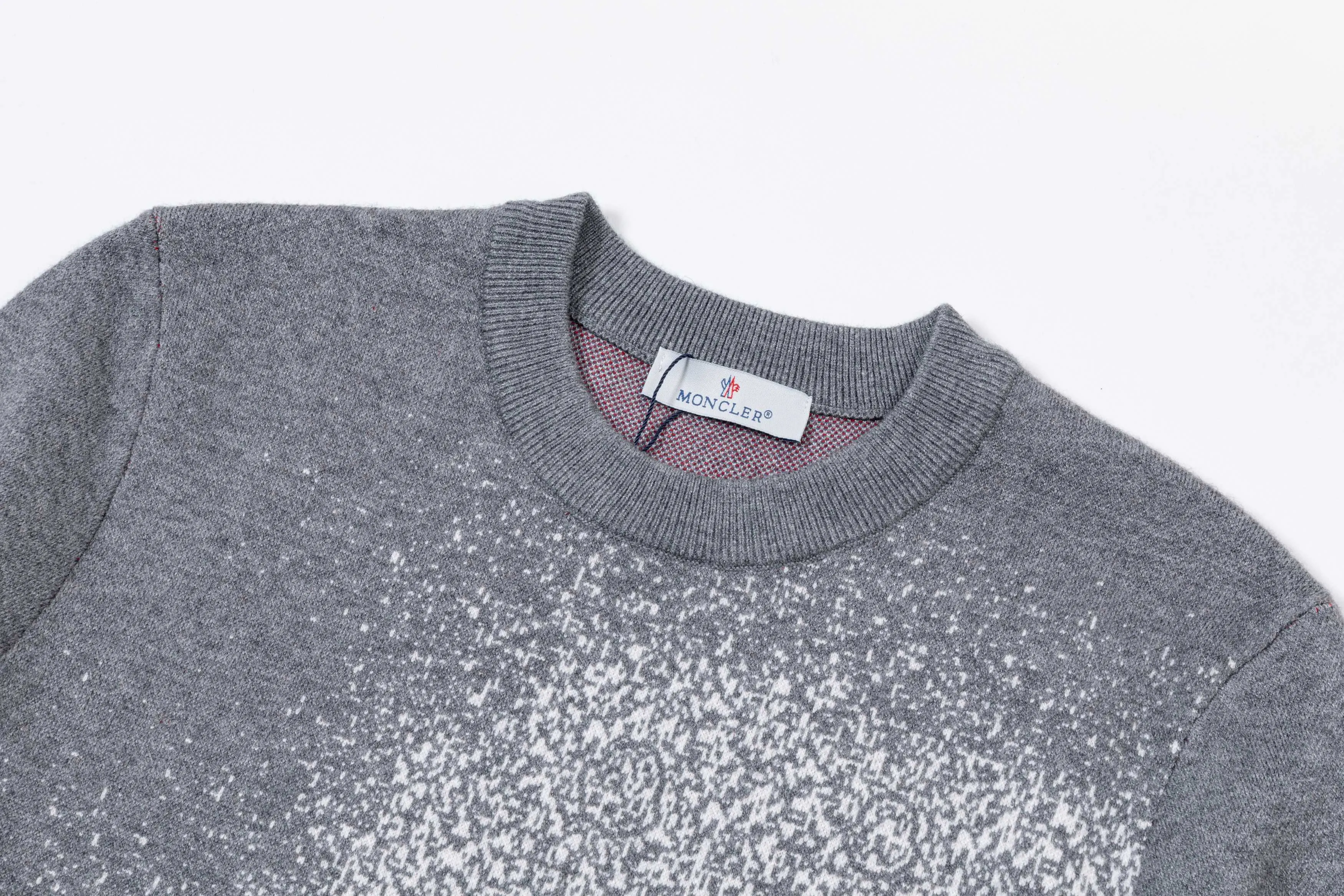 P320 MONCLER 25ss new round neck sweater. Original fabric. Weaved with customized natural medium-thick imported wool gauze. It feels very comfortable and smooth. The version is quite wide and stylish. Produced by a first-line brand factory. Woven by imported machines. It is very soft and skin-friendly to wear. It will not deform after long-term wear. The latest autumn and winter style. Fashionable and personalized. Super versatile and good-looking. Very suitable for men and women. A must-have for everyone. Color: Gray Black Size: M-3XL