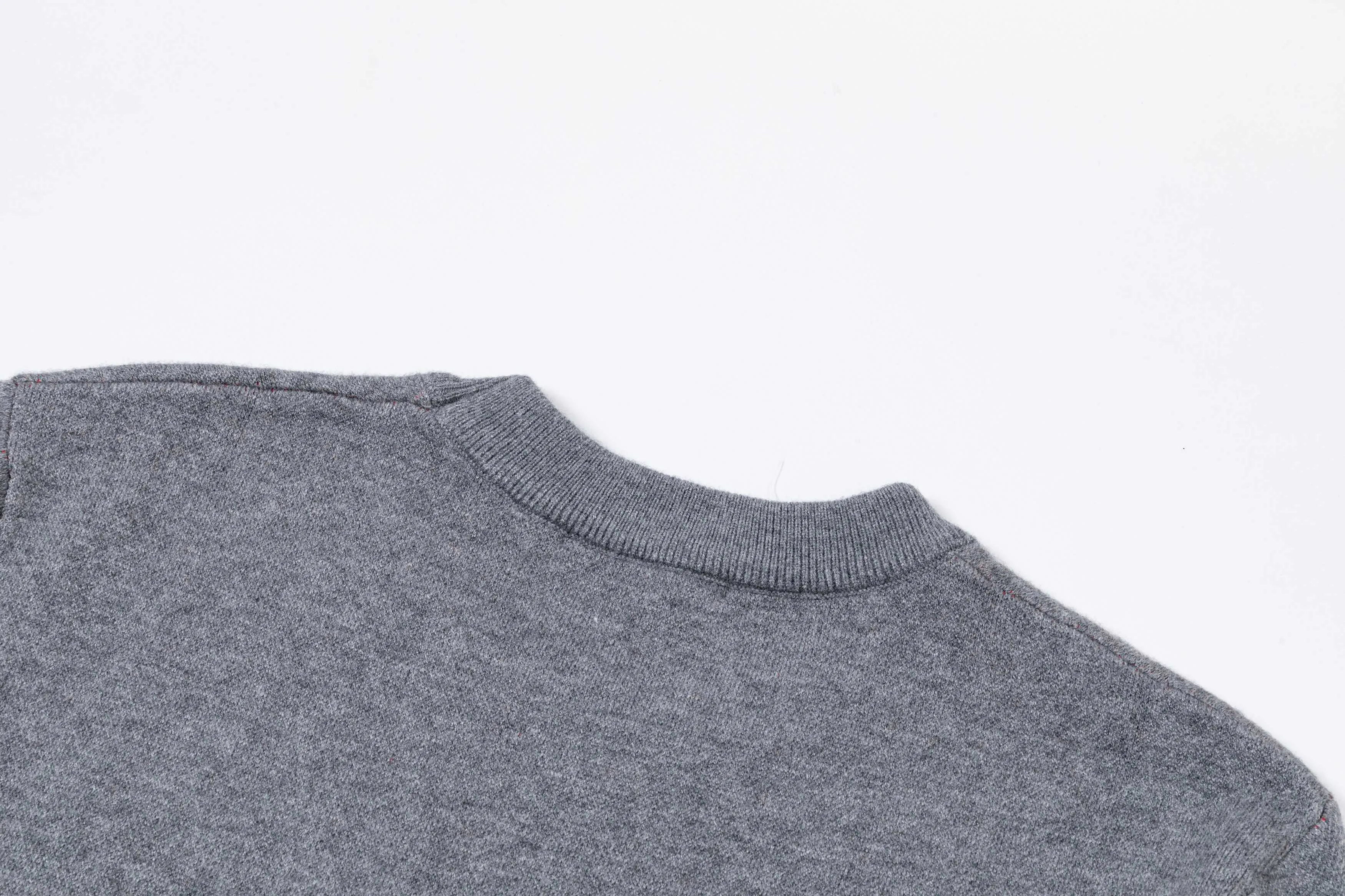 P320 MONCLER 25ss new round neck sweater. Original fabric. Weaved with customized natural medium-thick imported wool gauze. It feels very comfortable and smooth. The version is quite wide and stylish. Produced by a first-line brand factory. Woven by imported machines. It is very soft and skin-friendly to wear. It will not deform after long-term wear. The latest autumn and winter style. Fashionable and personalized. Super versatile and good-looking. Very suitable for men and women. A must-have for everyone. Color: Gray Black Size: M-3XL