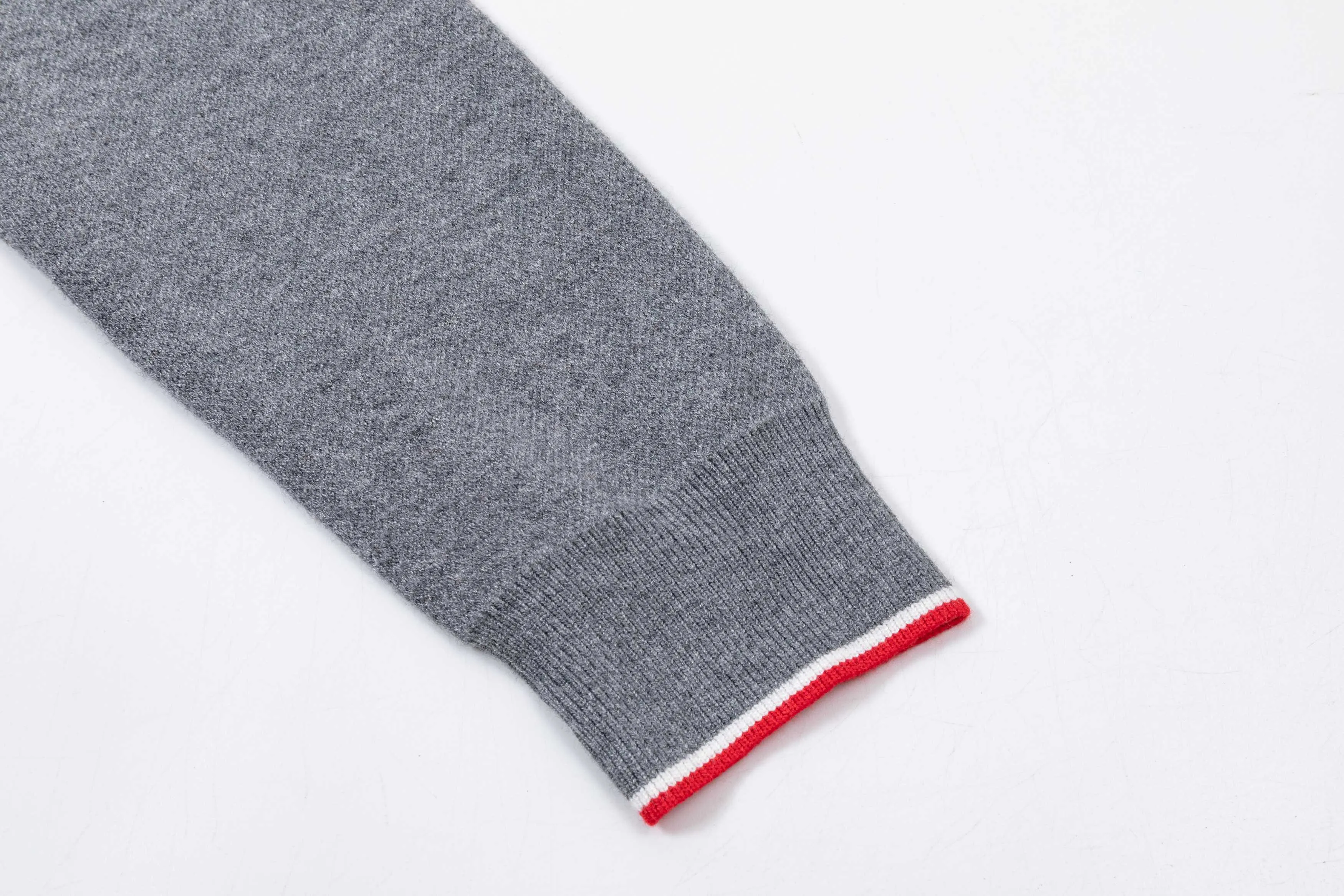 P320 MONCLER 25ss new round neck sweater. Original fabric. Weaved with customized natural medium-thick imported wool gauze. It feels very comfortable and smooth. The version is quite wide and stylish. Produced by a first-line brand factory. Woven by imported machines. It is very soft and skin-friendly to wear. It will not deform after long-term wear. The latest autumn and winter style. Fashionable and personalized. Super versatile and good-looking. Very suitable for men and women. A must-have for everyone. Color: Gray Black Size: M-3XL
