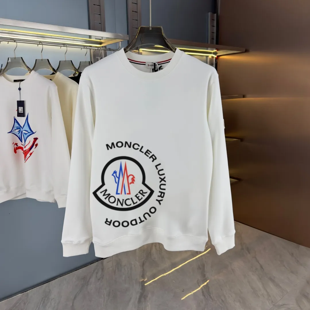 P210 high version sweatshirt) 📦With exclusive packaging📦 [Long-term ready stock] Upgraded version "Mobile phone smart sensor ~ NFC chip armband ~ Directly to the official website for anti-counterfeiting" 〖 𝐌𝐎𝐍𝐂𝐋𝐄𝐑 ~ Mouth covering〗 2025 new high quality, using 450 grams of heavyweight fabric Different from the market currency, you can mix and match everything at will and you will be handsome😎The whole clothes is made of double waistcoats. The double waistcoats make the whole dress more three-dimensional. It is not an ordinary factory that can do such fine work. 2025 autumn and winter new style, on sale at the counter, exquisite printed round neck terry sweatshirt. High-end double-ply cotton. Customized stretch ribs are dyed in the same vat. Three standards are complete. It is matched with digital printing patterns and is very breathable. Same style for men and women. Color: black, white, apricot. Size: S M L XL 2XL