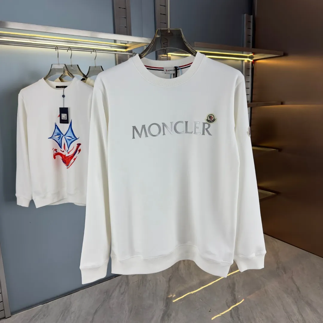 P210 high version sweatshirt) 📦With exclusive packaging📦 [Long-term ready stock] Upgraded version "Mobile phone smart sensor ~ NFC chip armband ~ Directly to the official website for anti-counterfeiting" 〖 𝐌𝐎𝐍𝐂𝐋𝐄𝐑 ~ Mouth covering〗 2025 new high quality, using 450 grams of heavyweight fabric Different from the market currency, you can mix and match everything at will and you will be handsome😎The whole clothes is made of double waistcoats. The double waistcoats make the whole dress more three-dimensional. It is not an ordinary factory that can do such fine work. 2025 autumn and winter new style, on sale at the counter, exquisite printed round neck terry sweatshirt. High-end double-ply cotton. Customized stretch ribs are dyed in the same vat. Three standards are complete. It is matched with digital printing patterns and is very breathable. Same style for men and women. Color: black, white, apricot. Size: S M L XL 2XL