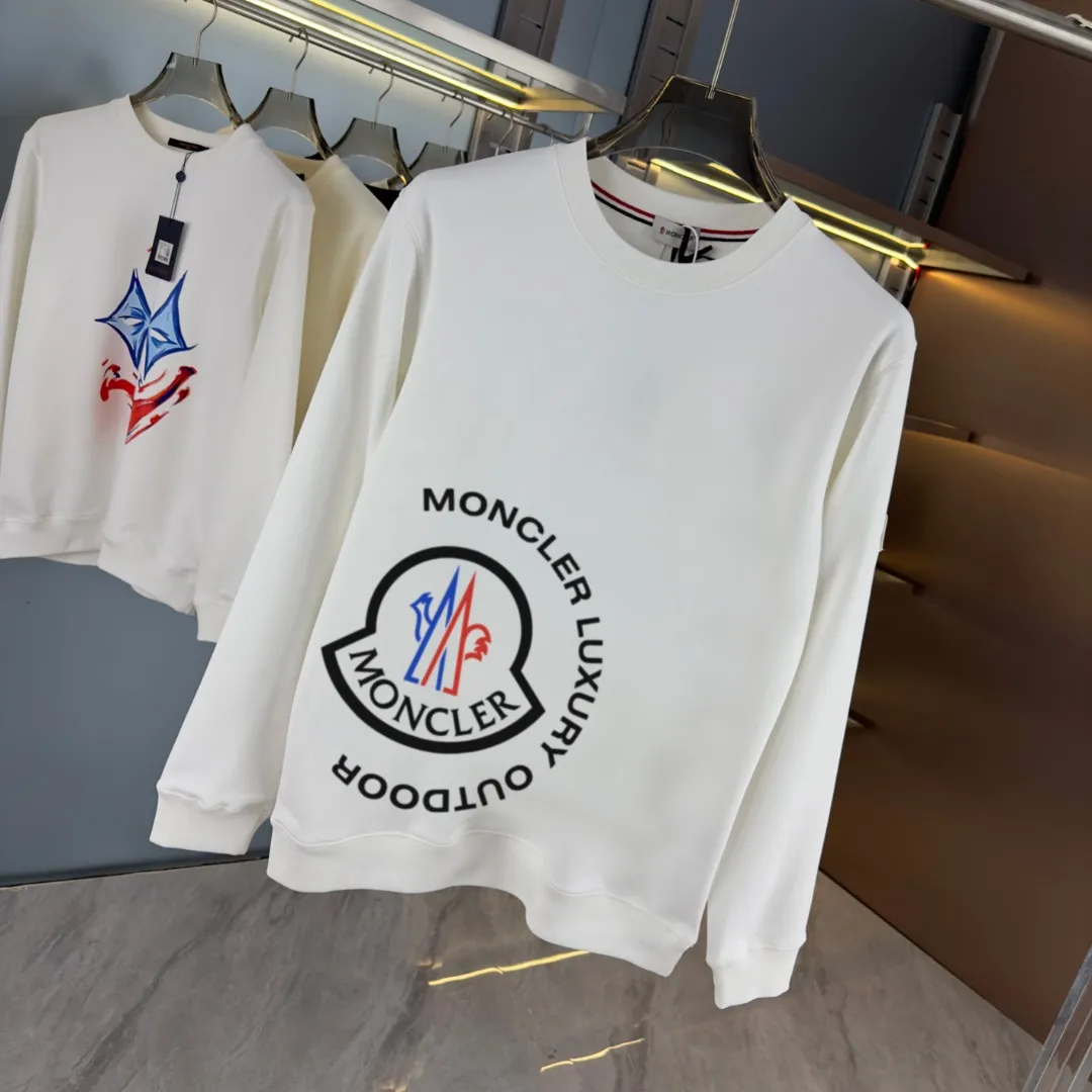 P210 high version sweatshirt) 📦With exclusive packaging📦 [Long-term ready stock] Upgraded version "Mobile phone smart sensor ~ NFC chip armband ~ Directly to the official website for anti-counterfeiting" 〖 𝐌𝐎𝐍𝐂𝐋𝐄𝐑 ~ Mouth covering〗 2025 new high quality, using 450 grams of heavyweight fabric Different from the market currency, you can mix and match everything at will and you will be handsome😎The whole clothes is made of double waistcoats. The double waistcoats make the whole dress more three-dimensional. It is not an ordinary factory that can do such fine work. 2025 autumn and winter new style, on sale at the counter, exquisite printed round neck terry sweatshirt. High-end double-ply cotton. Customized stretch ribs are dyed in the same vat. Three standards are complete. It is matched with digital printing patterns and is very breathable. Same style for men and women. Color: black, white, apricot. Size: S M L XL 2XL