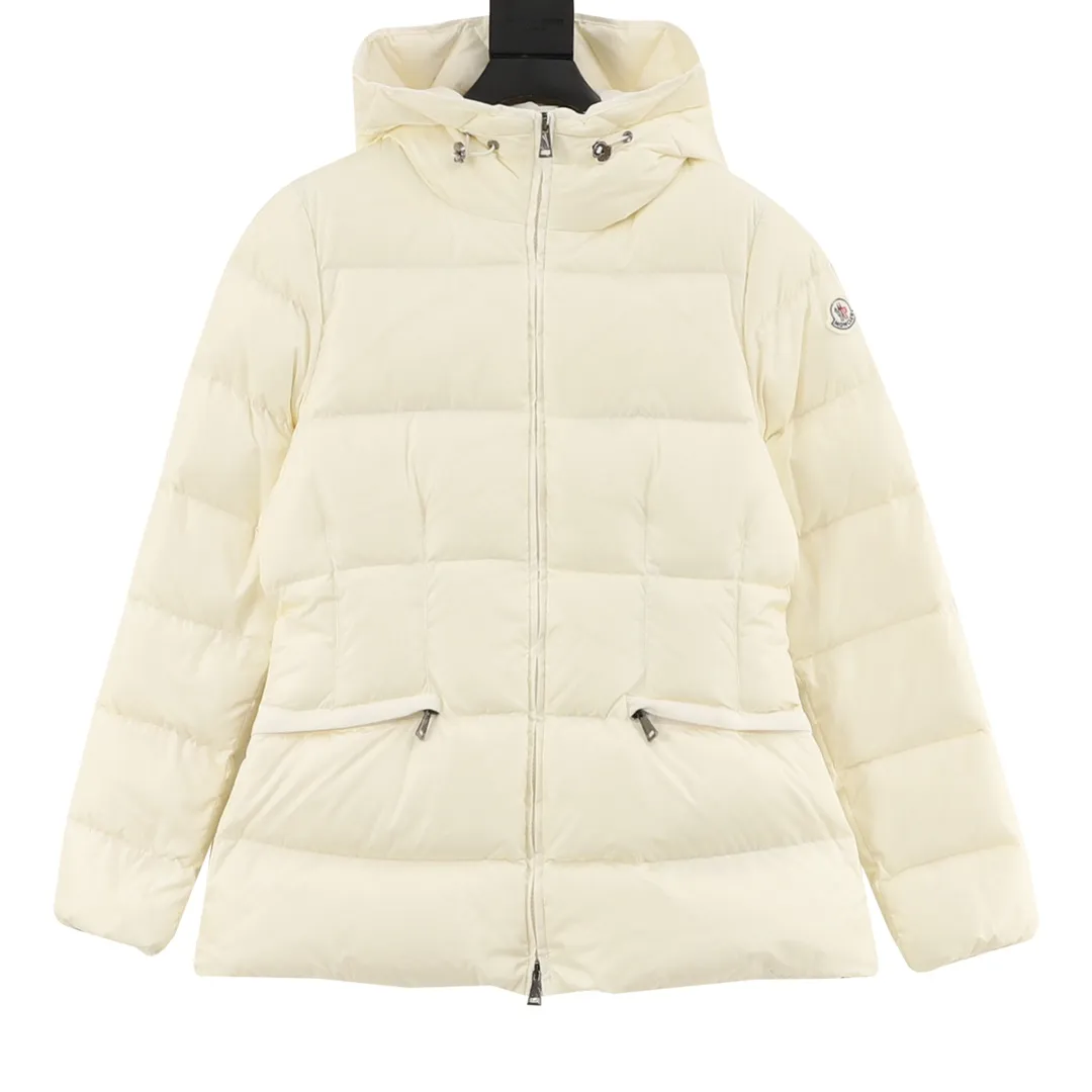 ￼ P1220 Moncler Avoce short women's down jacket. ⚠️ Correct cut version, the upper body becomes an ant waist in seconds. Fully three-dimensional cut. It is different from the random flat cut version on the market. The barcode model number is complete and consistent with the official website. The tag has built-in NFC electronic sensor anti-counterfeiting. The factory comes standard with a full set of counter gift box packaging🎁 The Avoce short down jacket is made of nylon fabric and is an everyday design item in the women's collection. The Avoce short down jacket is dynamic and elegant, emphasizing the aesthetic style of Moncler's women's collection. Functional nylon fabric provides protection, while a lightweight longue saison lining, adjustable hood and zippered pockets enhance utility. Details •Made from nylon •Longue saison lining •Down filled •Adjustable hood •Zip closure •Zip suit pocket •Elastic waistband with contoured logo buckle •Logo patch size: 1-4