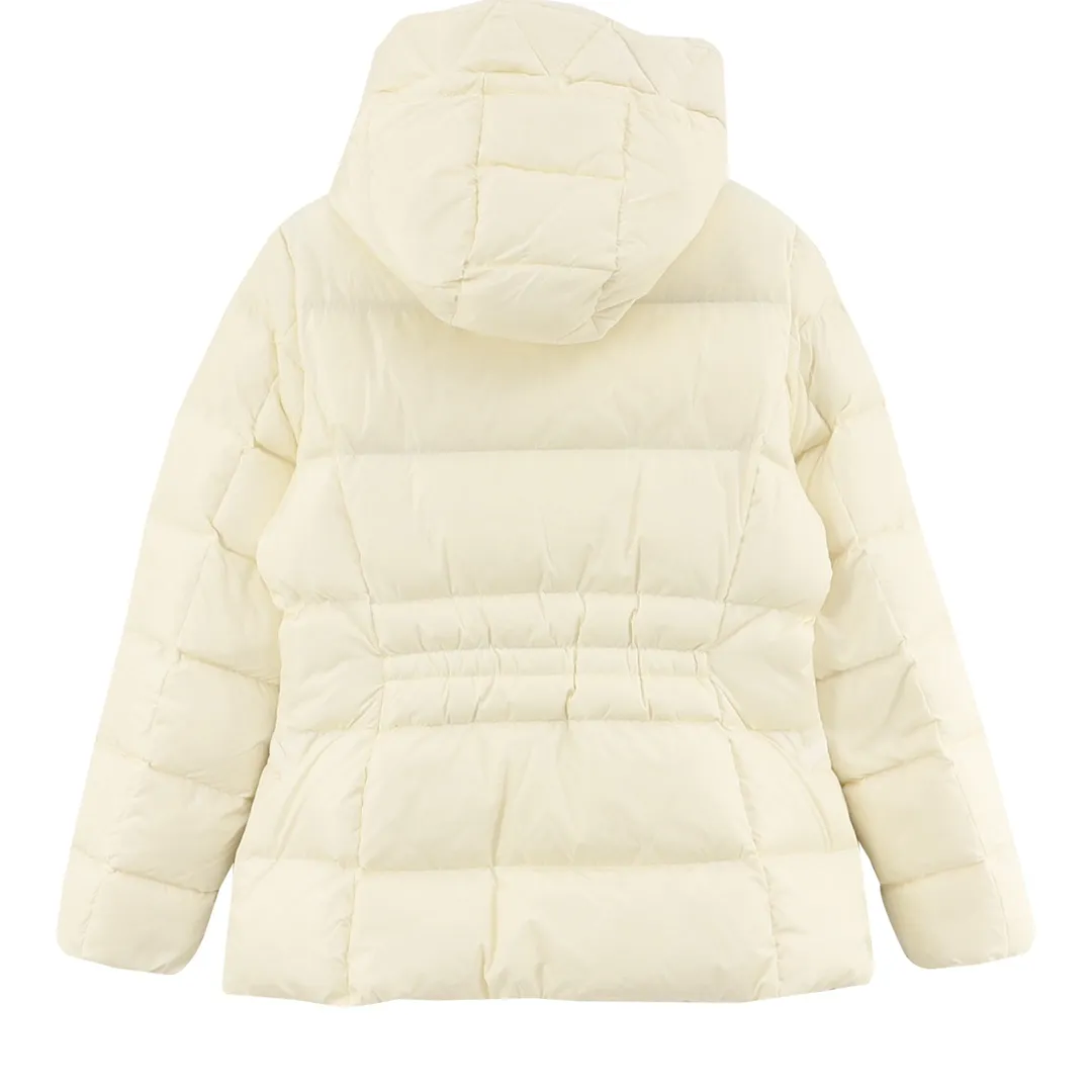 ￼ P1220 Moncler Avoce short women's down jacket. ⚠️ Correct cut version, the upper body becomes an ant waist in seconds. Fully three-dimensional cut. It is different from the random flat cut version on the market. The barcode model number is complete and consistent with the official website. The tag has built-in NFC electronic sensor anti-counterfeiting. The factory comes standard with a full set of counter gift box packaging🎁 The Avoce short down jacket is made of nylon fabric and is an everyday design item in the women's collection. The Avoce short down jacket is dynamic and elegant, emphasizing the aesthetic style of Moncler's women's collection. Functional nylon fabric provides protection, while a lightweight longue saison lining, adjustable hood and zippered pockets enhance utility. Details •Made from nylon •Longue saison lining •Down filled •Adjustable hood •Zip closure •Zip suit pocket •Elastic waistband with contoured logo buckle •Logo patch size: 1-4