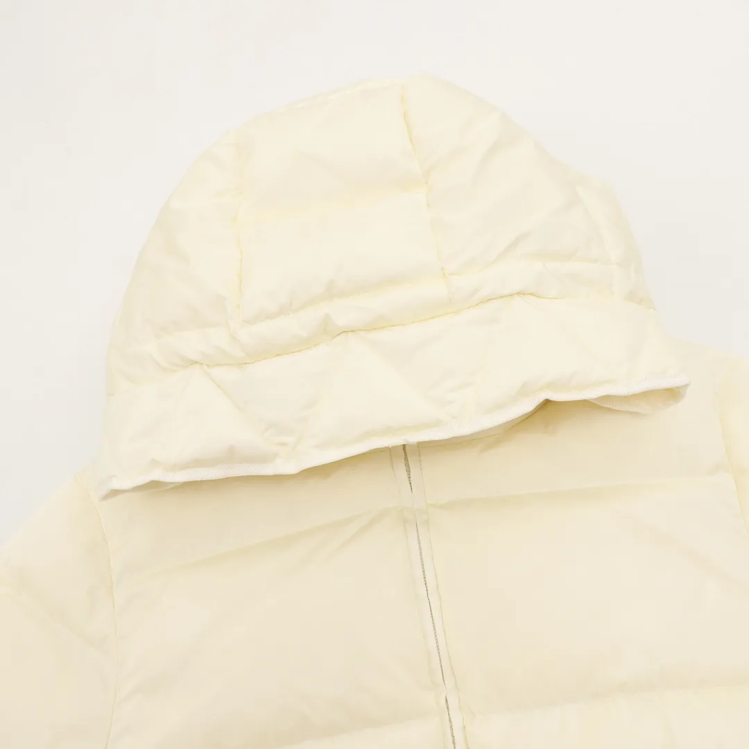 ￼ P1220 Moncler Avoce short women's down jacket. ⚠️ Correct cut version, the upper body becomes an ant waist in seconds. Fully three-dimensional cut. It is different from the random flat cut version on the market. The barcode model number is complete and consistent with the official website. The tag has built-in NFC electronic sensor anti-counterfeiting. The factory comes standard with a full set of counter gift box packaging🎁 The Avoce short down jacket is made of nylon fabric and is an everyday design item in the women's collection. The Avoce short down jacket is dynamic and elegant, emphasizing the aesthetic style of Moncler's women's collection. Functional nylon fabric provides protection, while a lightweight longue saison lining, adjustable hood and zippered pockets enhance utility. Details •Made from nylon •Longue saison lining •Down filled •Adjustable hood •Zip closure •Zip suit pocket •Elastic waistband with contoured logo buckle •Logo patch size: 1-4