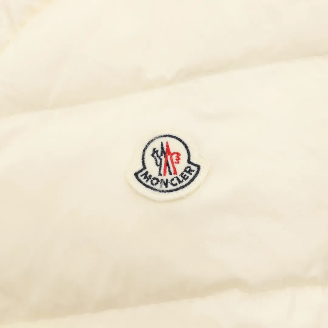 ￼ P1220 Moncler Avoce short women's down jacket. ⚠️ Correct cut version, the upper body becomes an ant waist in seconds. Fully three-dimensional cut. It is different from the random flat cut version on the market. The barcode model number is complete and consistent with the official website. The tag has built-in NFC electronic sensor anti-counterfeiting. The factory comes standard with a full set of counter gift box packaging🎁 The Avoce short down jacket is made of nylon fabric and is an everyday design item in the women's collection. The Avoce short down jacket is dynamic and elegant, emphasizing the aesthetic style of Moncler's women's collection. Functional nylon fabric provides protection, while a lightweight longue saison lining, adjustable hood and zippered pockets enhance utility. Details •Made from nylon •Longue saison lining •Down filled •Adjustable hood •Zip closure •Zip suit pocket •Elastic waistband with contoured logo buckle •Logo patch size: 1-4